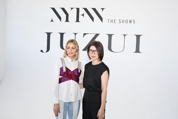 玖姿JUZUI創(chuàng)意總監(jiān)王陶2025春夏紐約時裝周&ldquo;盛開&rdquo;花樣新中式