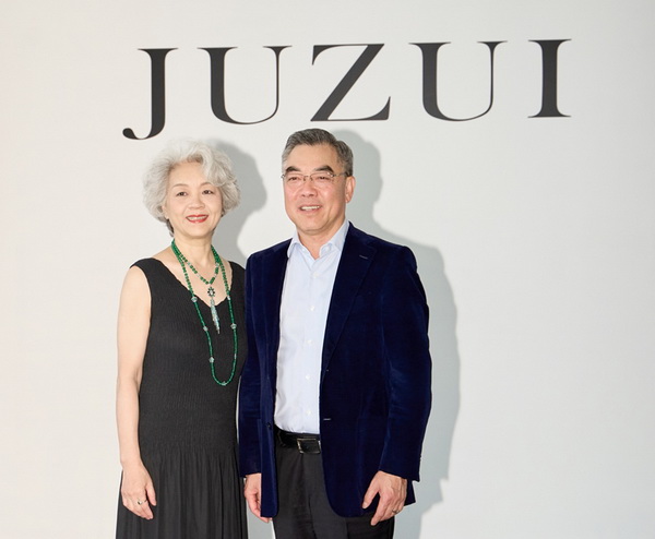 玖姿JUZUI創(chuàng)意總監(jiān)王陶2025春夏紐約時裝周&ldquo;盛開&rdquo;花樣新中式