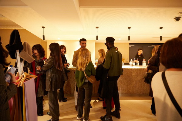 乘風(fēng)馭海，踏浪而升，鄂爾多斯市羊絨時(shí)尚日強(qiáng)勢(shì)登陸巴黎時(shí)裝周