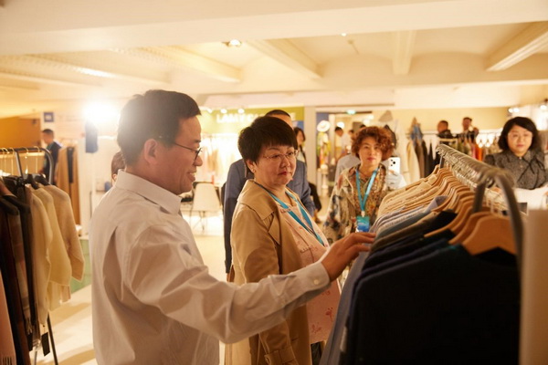 乘風(fēng)馭海，踏浪而升，鄂爾多斯市羊絨時(shí)尚日強(qiáng)勢(shì)登陸巴黎時(shí)裝周