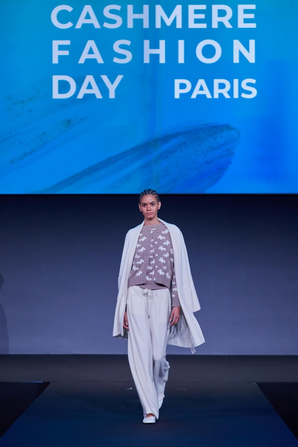 乘風(fēng)馭海，踏浪而升，鄂爾多斯市羊絨時(shí)尚日強(qiáng)勢(shì)登陸巴黎時(shí)裝周