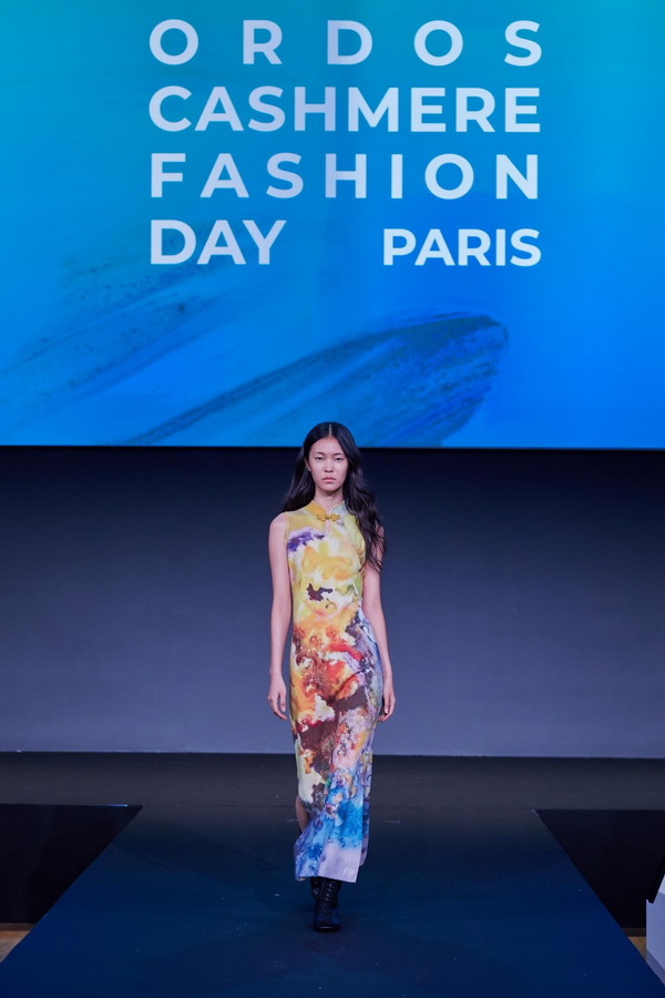 乘風(fēng)馭海，踏浪而升，鄂爾多斯市羊絨時(shí)尚日強(qiáng)勢(shì)登陸巴黎時(shí)裝周