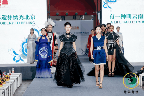 &ldquo;有一種叫云南的生活&middot;非遺彝繡秀北京&rdquo;活動,在北京鐘鼓樓舉行
