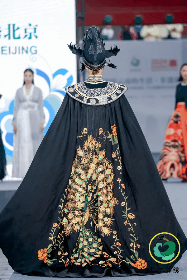 &ldquo;有一種叫云南的生活&middot;非遺彝繡秀北京&rdquo;活動,在北京鐘鼓樓舉行