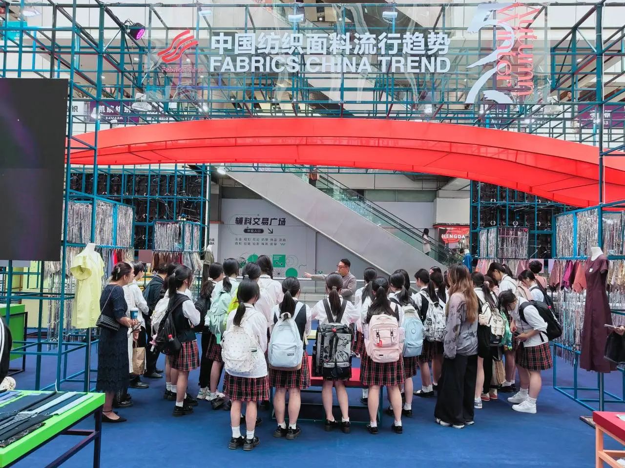 釋放靈感，引領(lǐng)潮流！2025/26秋冬中國(guó)紡織面輔料流行趨勢(shì)在廣州國(guó)際輕紡城精彩發(fā)布！