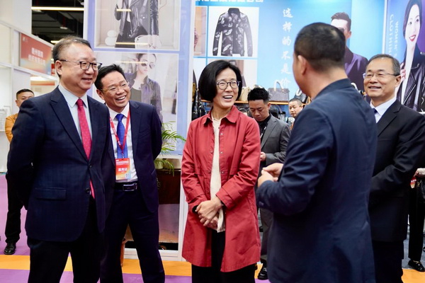贛州紡織新篇章：2024江西服裝周暨第五屆江西（贛州）紡織服裝產(chǎn)業(yè)博覽會(huì)盛大開幕！
