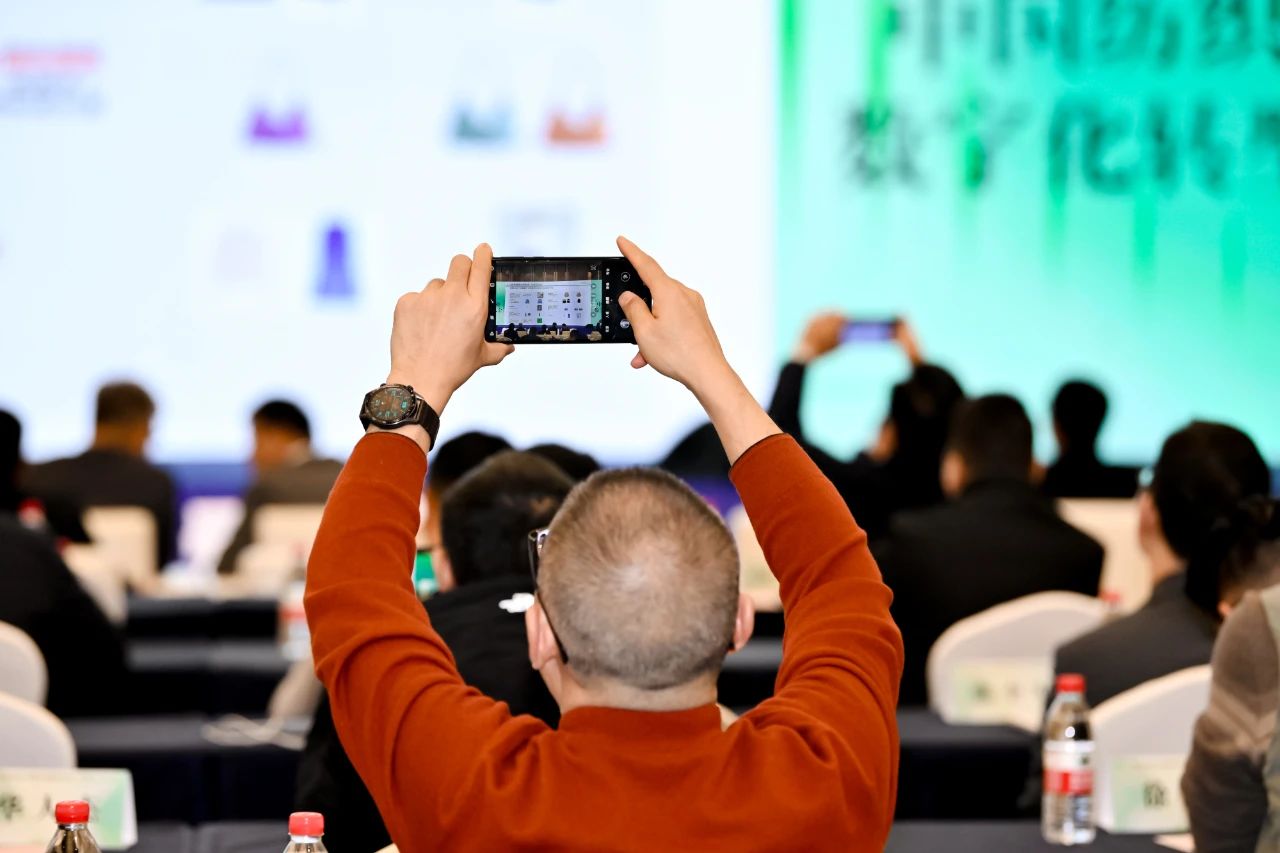 &ldquo;數(shù)實融合  織造未來&rdquo;--第一屆中國紡織行業(yè)數(shù)字化轉(zhuǎn)型大會在紹興柯橋舉行