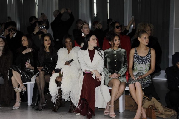 玖姿JUZUI品牌在2025秋冬紐約時(shí)裝周發(fā)布的新聞上了美國(guó)《華爾街日?qǐng)?bào)》的頭條！