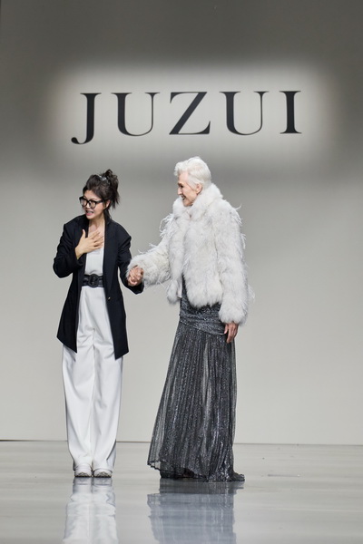 &ldquo;Tao式東方美&rdquo;--玖姿JUZUI創(chuàng)意總監(jiān)王陶Taoray Wang25秋冬絢爛創(chuàng)意掀起紐約時(shí)裝周&ldquo;新中式浪潮&rdquo;