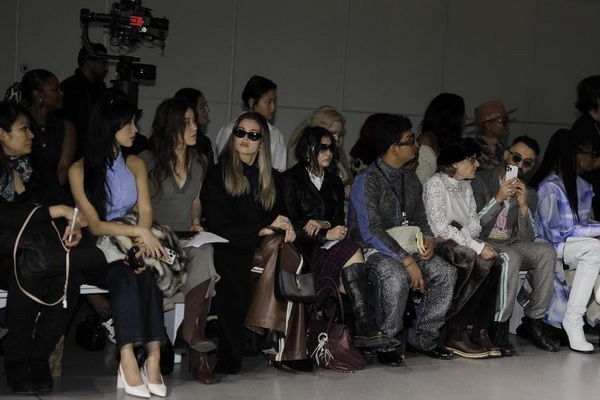 玖姿JUZUI品牌在2025秋冬紐約時(shí)裝周發(fā)布的新聞上了美國(guó)《華爾街日?qǐng)?bào)》的頭條！