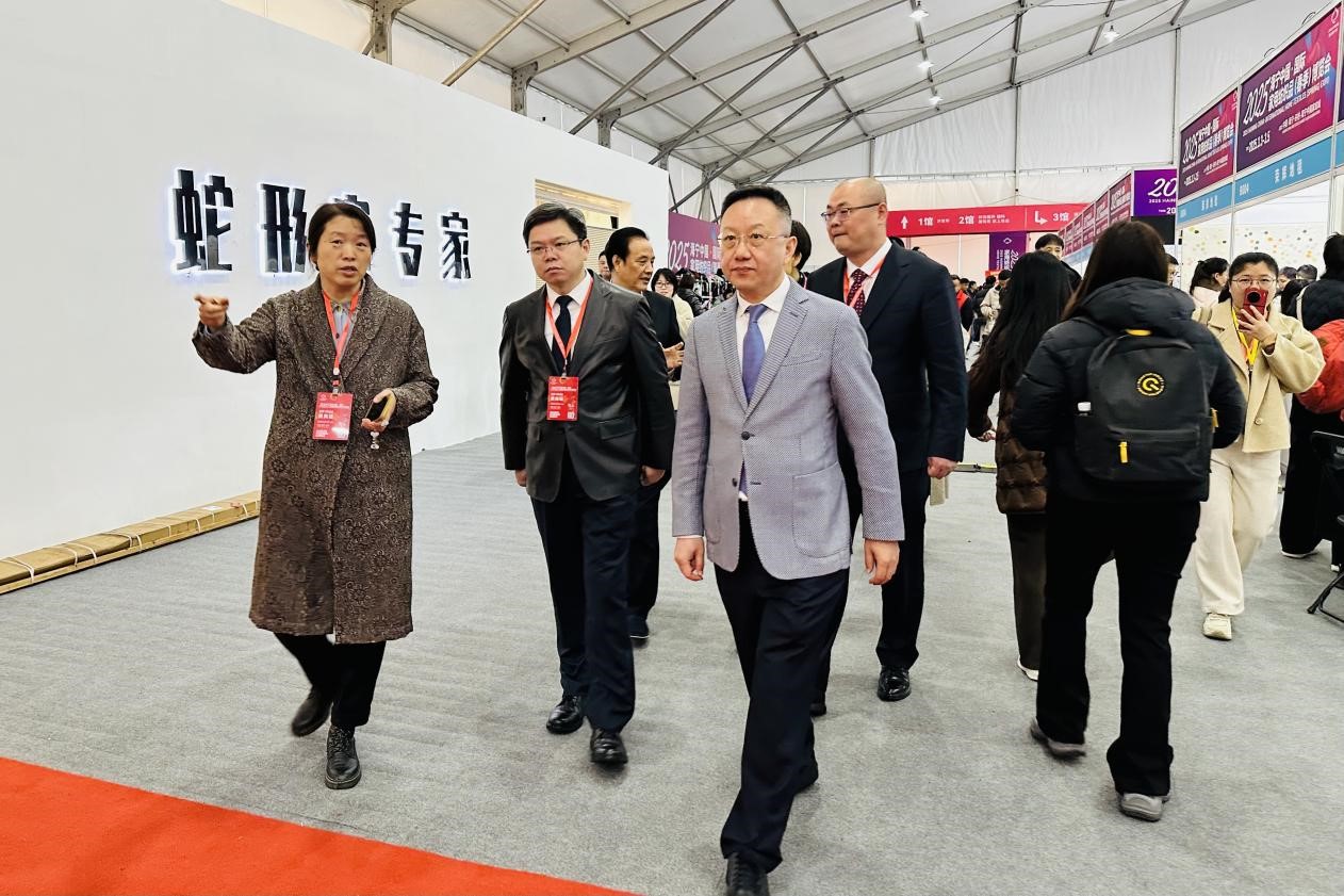 智造織就未來(lái)，錦韻潮動(dòng)全球！2025海寧春季家博會(huì)今日啟幕