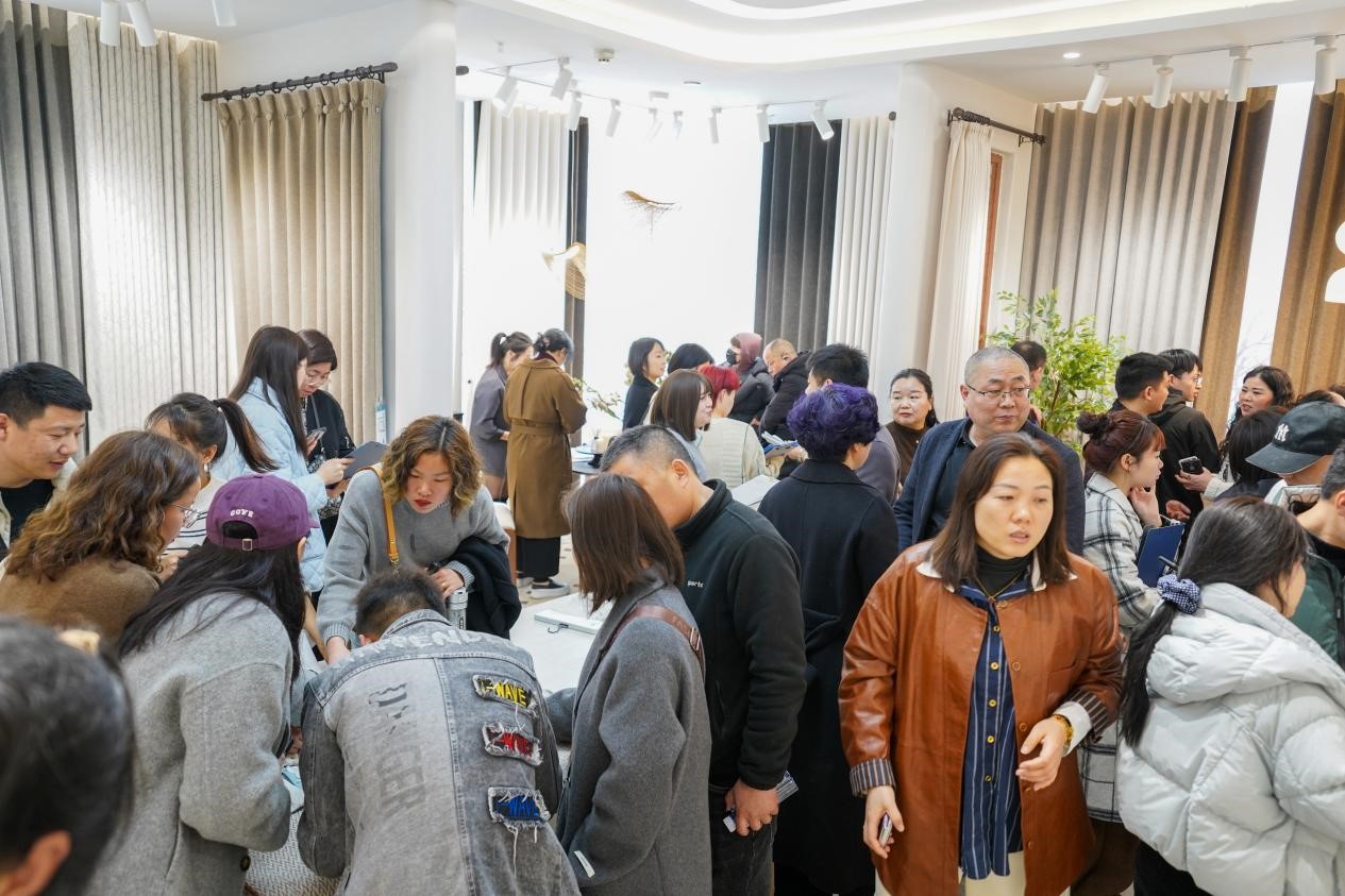 智造織就未來(lái)，錦韻潮動(dòng)全球！2025海寧春季家博會(huì)今日啟幕