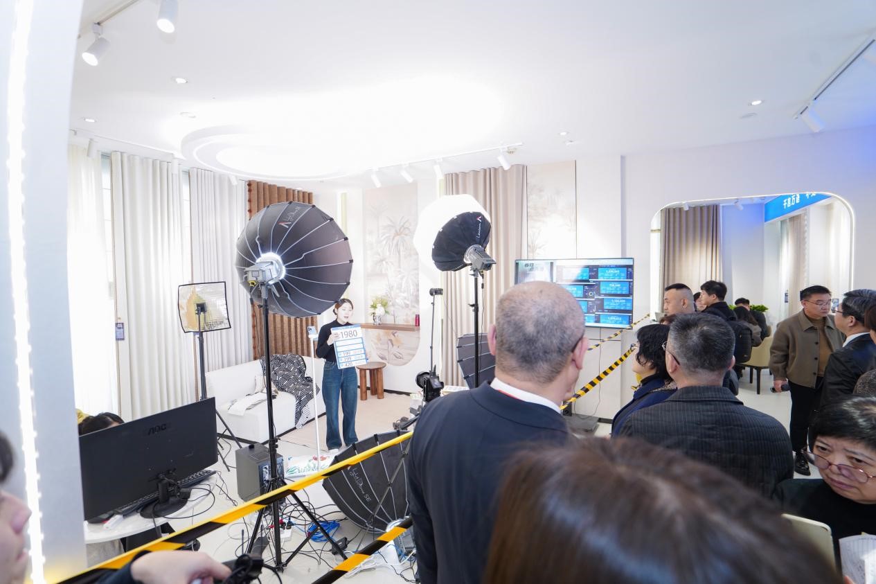 智造織就未來(lái)，錦韻潮動(dòng)全球！2025海寧春季家博會(huì)今日啟幕