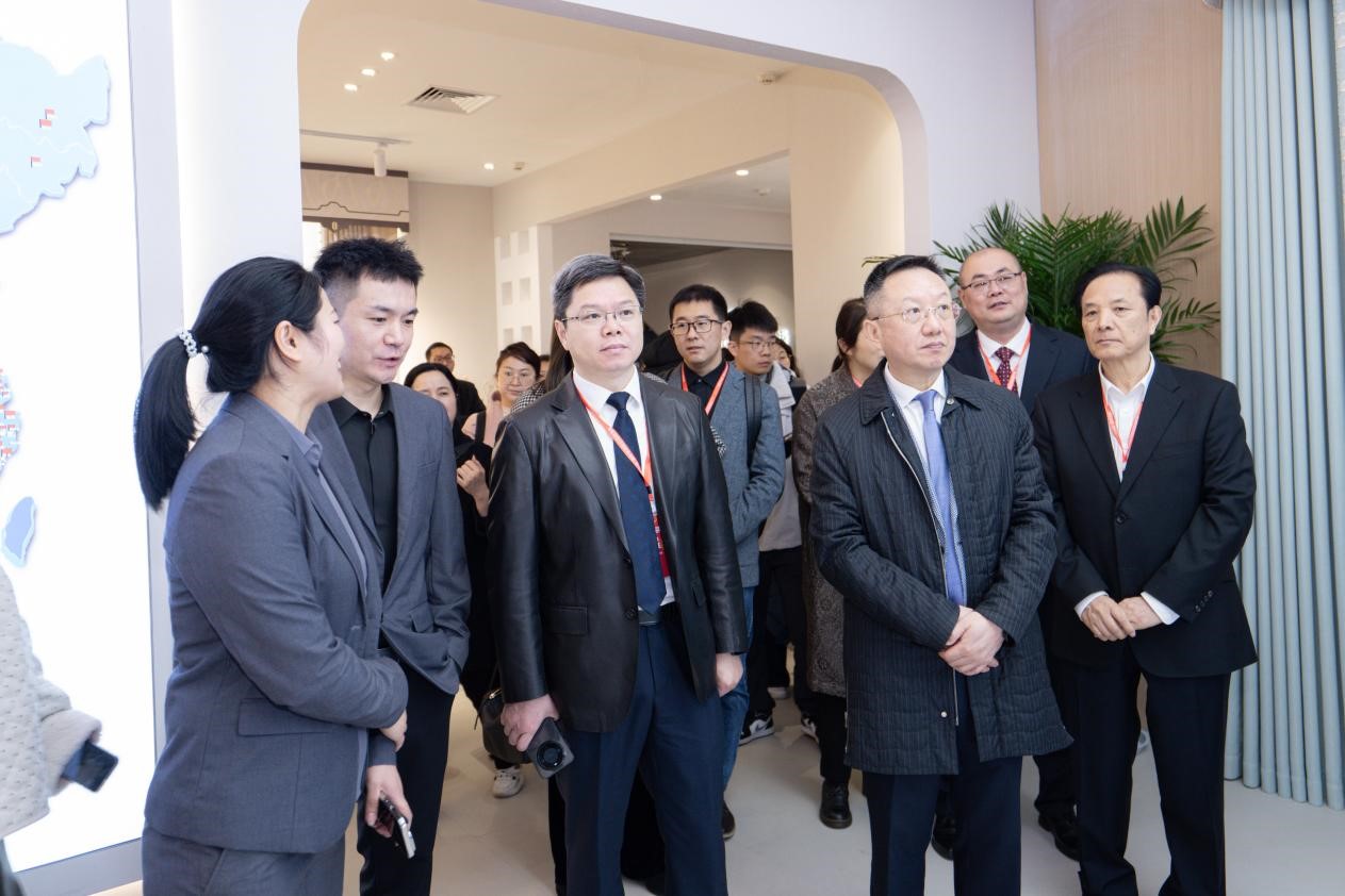 智造織就未來(lái)，錦韻潮動(dòng)全球！2025海寧春季家博會(huì)今日啟幕