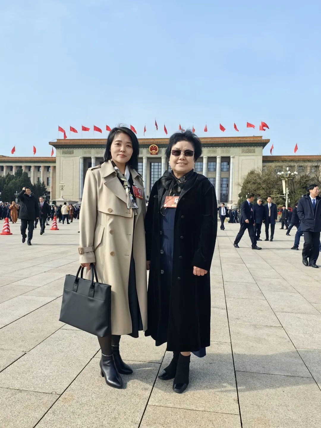 3月3日上午，出席十四屆全國人大三次會議的駐冀全國人大代表和出席全國政協(xié)十四屆三次會議的住冀全國政協(xié)委員從石家莊啟程赴京。石家莊&ldquo;紡織人&rdquo;贊皇縣原村土布專業(yè)合作社理事長崔雪琴和石家莊常山恒新紡織有限公司恒盛分公司織造車間教檢工馮麗朝隨河北代表團(tuán)一同赴京報(bào)到。3月4日，崔雪琴、馮麗朝兩位石家莊&ldquo;紡織人&rdquo;同來自全國各地的全國人大代表一道步入了北京人民大會堂，共同參加十四屆全國人大三次會議預(yù)備會議。會前崔雪琴、馮麗朝在人民大會堂外合影，留下了珍貴的紀(jì)念。會前，崔雪琴、馮麗朝結(jié)合各自工作實(shí)際和熟悉領(lǐng)域，深入基層開展調(diào)查研究，精心準(zhǔn)備議案建議。赴京參會途中，她倆圍繞京津冀協(xié)同發(fā)展、民營經(jīng)濟(jì)、新質(zhì)生產(chǎn)力、鄉(xiāng)村振興等普遍關(guān)注的問題與同行的代表委員展開熱烈討論。到達(dá)駐地，她倆立即投入會前緊張的準(zhǔn)備工作，繼續(xù)修改認(rèn)真準(zhǔn)備好的建議。崔雪琴崔雪琴帶來了《關(guān)于倡導(dǎo)國人穿國風(fēng)服飾 弘揚(yáng)國風(fēng)服飾文化 推動民族服裝產(chǎn)業(yè)振興的建議》。馮麗朝馮麗朝帶來了《關(guān)于進(jìn)一步加強(qiáng)發(fā)揮勞模工匠引領(lǐng)作用的建議》。全國人大代表崔雪琴、馮麗朝這兩位石家莊優(yōu)秀紡織人，共赴春天之約，共盡代表職責(zé)。