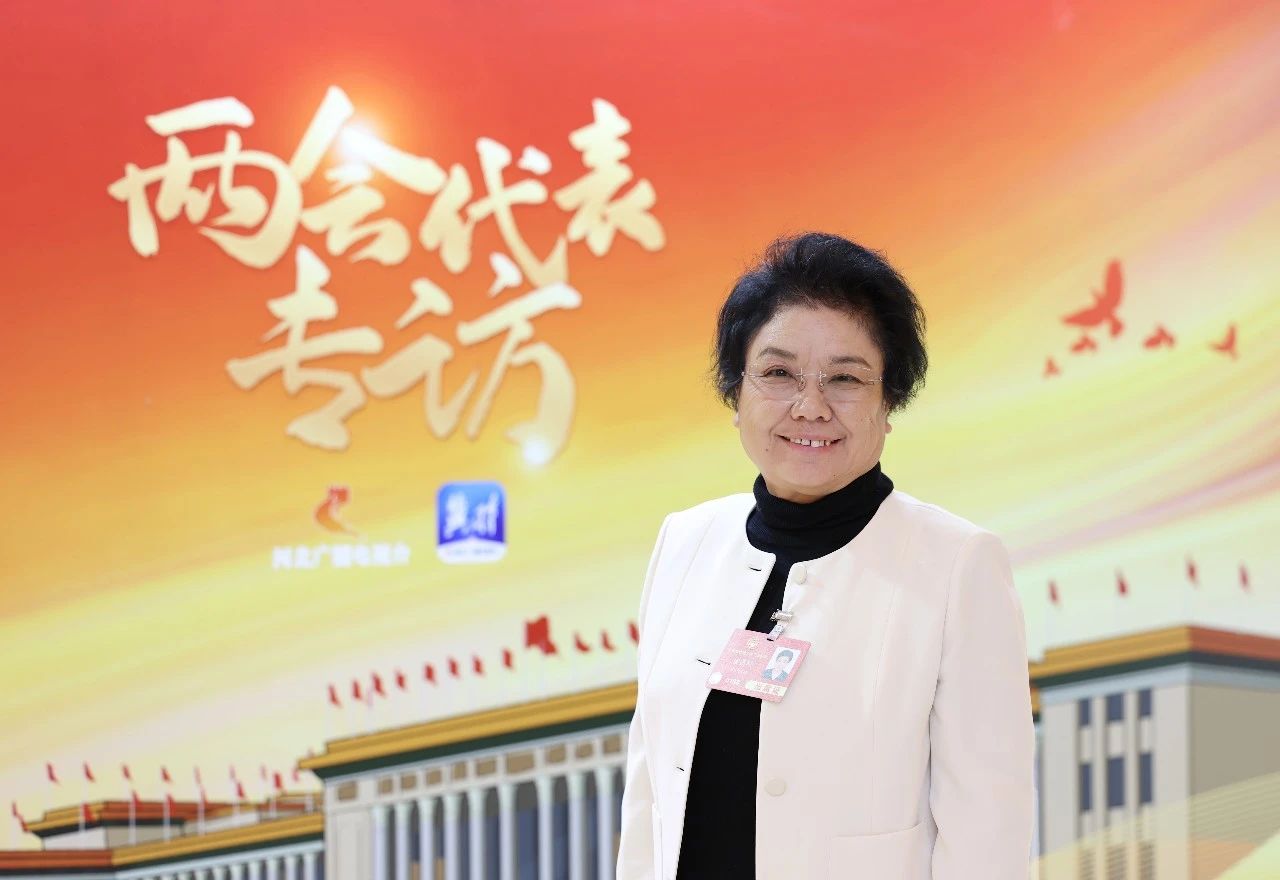 3月3日上午，出席十四屆全國人大三次會議的駐冀全國人大代表和出席全國政協(xié)十四屆三次會議的住冀全國政協(xié)委員從石家莊啟程赴京。石家莊&ldquo;紡織人&rdquo;贊皇縣原村土布專業(yè)合作社理事長崔雪琴和石家莊常山恒新紡織有限公司恒盛分公司織造車間教檢工馮麗朝隨河北代表團(tuán)一同赴京報(bào)到。3月4日，崔雪琴、馮麗朝兩位石家莊&ldquo;紡織人&rdquo;同來自全國各地的全國人大代表一道步入了北京人民大會堂，共同參加十四屆全國人大三次會議預(yù)備會議。會前崔雪琴、馮麗朝在人民大會堂外合影，留下了珍貴的紀(jì)念。會前，崔雪琴、馮麗朝結(jié)合各自工作實(shí)際和熟悉領(lǐng)域，深入基層開展調(diào)查研究，精心準(zhǔn)備議案建議。赴京參會途中，她倆圍繞京津冀協(xié)同發(fā)展、民營經(jīng)濟(jì)、新質(zhì)生產(chǎn)力、鄉(xiāng)村振興等普遍關(guān)注的問題與同行的代表委員展開熱烈討論。到達(dá)駐地，她倆立即投入會前緊張的準(zhǔn)備工作，繼續(xù)修改認(rèn)真準(zhǔn)備好的建議。崔雪琴崔雪琴帶來了《關(guān)于倡導(dǎo)國人穿國風(fēng)服飾 弘揚(yáng)國風(fēng)服飾文化 推動民族服裝產(chǎn)業(yè)振興的建議》。馮麗朝馮麗朝帶來了《關(guān)于進(jìn)一步加強(qiáng)發(fā)揮勞模工匠引領(lǐng)作用的建議》。全國人大代表崔雪琴、馮麗朝這兩位石家莊優(yōu)秀紡織人，共赴春天之約，共盡代表職責(zé)。