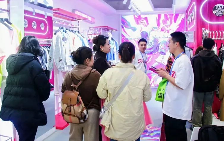 銀基廣場(chǎng)攜六大原創(chuàng)品牌亮相CHIC2025（春季），展現(xiàn)中部地區(qū)時(shí)尚力量