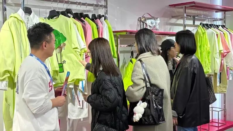 銀基廣場(chǎng)攜六大原創(chuàng)品牌亮相CHIC2025（春季），展現(xiàn)中部地區(qū)時(shí)尚力量