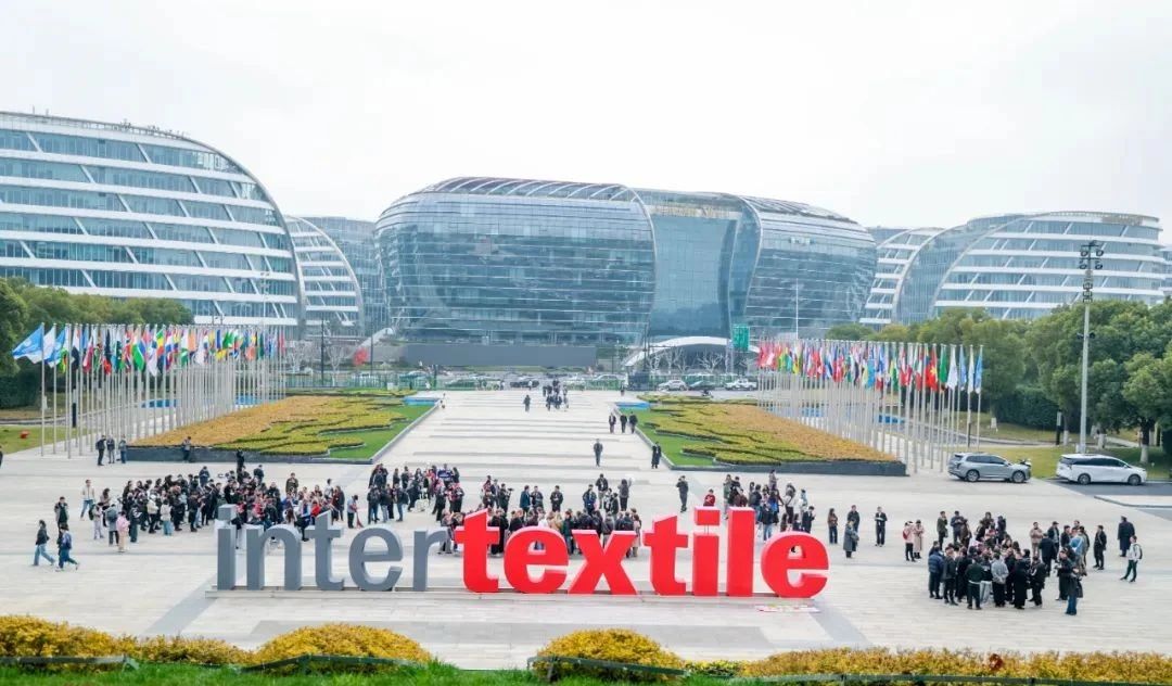 3月13日，為期三天的2025intertextile春夏面輔料展在國家會展中心（上海）圓滿落幕。本屆博覽會以近19萬平方米總展出面積，匯聚來自全球24個國家和地區(qū)的超3100家參展商。從源頭為紡織行業(yè)高質(zhì)量發(fā)展注入信心與動能，展示了紡織行業(yè)的最新技術(shù)與創(chuàng)新成果。其中，海纖生物的海藻纖維、海絲林及海藻炭泥系列產(chǎn)品憑借其深海黑科技的獨特魅力，成為展會焦點，吸引了眾多專業(yè)觀眾的目光。