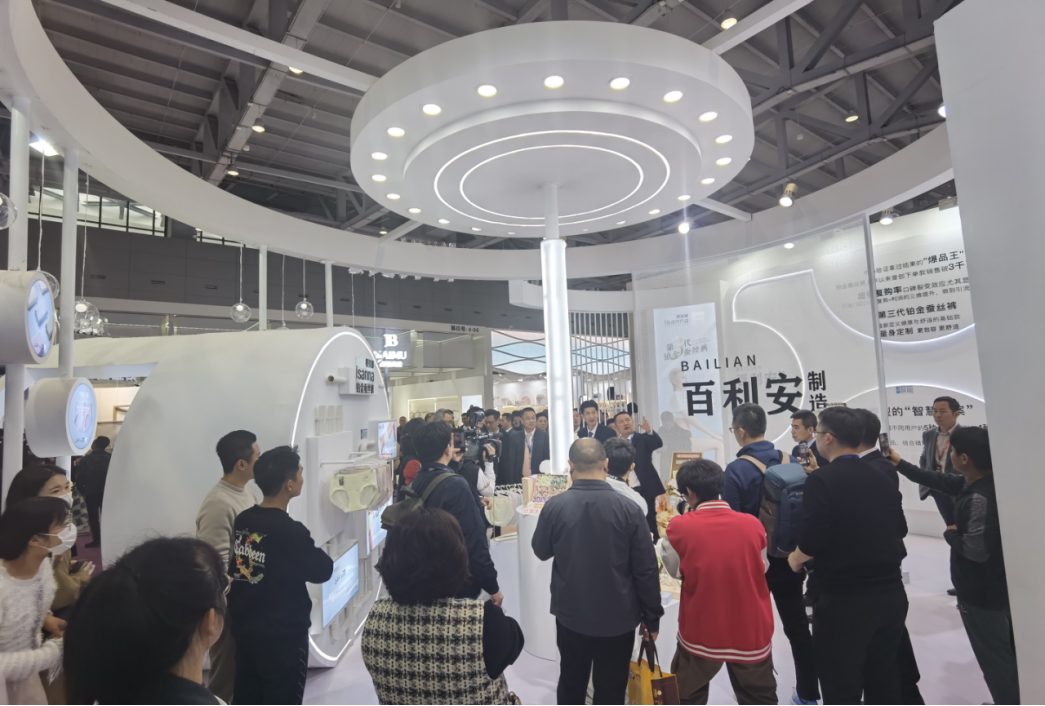 向上生長對抗行業(yè)內(nèi)卷！櫻姿娜于潮汕服博會發(fā)布第三代鉑金蠶絲褲