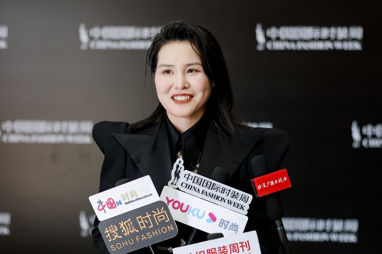 胡瑩瑩的精神內(nèi)核&ldquo;ARTEMIS&middot;自由悅己&rdquo;  設(shè)計師品牌Y2FREEDOM秋冬系列北京綻放