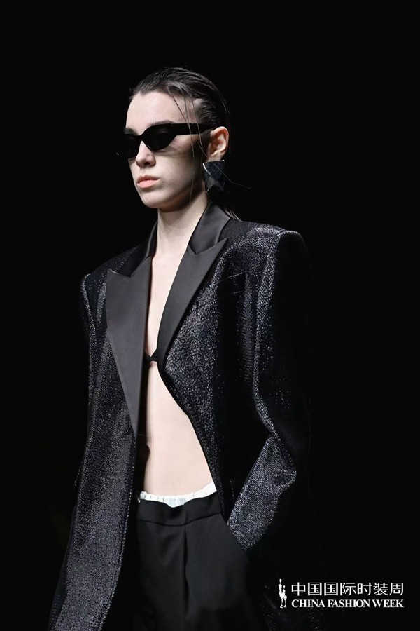 胡瑩瑩的精神內(nèi)核&ldquo;ARTEMIS&middot;自由悅己&rdquo;  設(shè)計師品牌Y2FREEDOM秋冬系列北京綻放