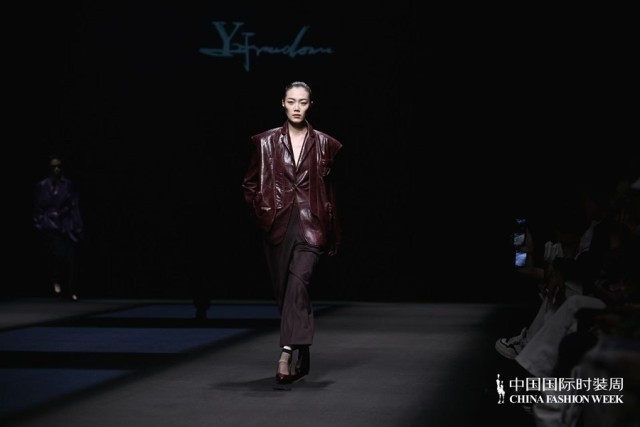 胡瑩瑩的精神內(nèi)核&ldquo;ARTEMIS&middot;自由悅己&rdquo;  設(shè)計師品牌Y2FREEDOM秋冬系列北京綻放
