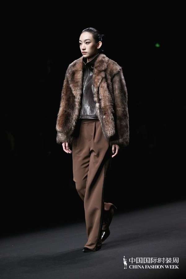 胡瑩瑩的精神內(nèi)核&ldquo;ARTEMIS&middot;自由悅己&rdquo;  設(shè)計師品牌Y2FREEDOM秋冬系列北京綻放