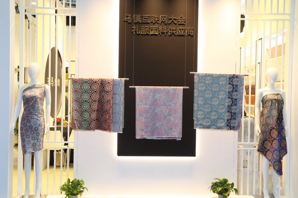 潮涌鵬城，開啟時(shí)尚 &ldquo;超鏈接&rdquo;丨第30屆FASHION SOURCE時(shí)尚之源深圳展、AW25深圳原創(chuàng)時(shí)裝周盛大啟幕