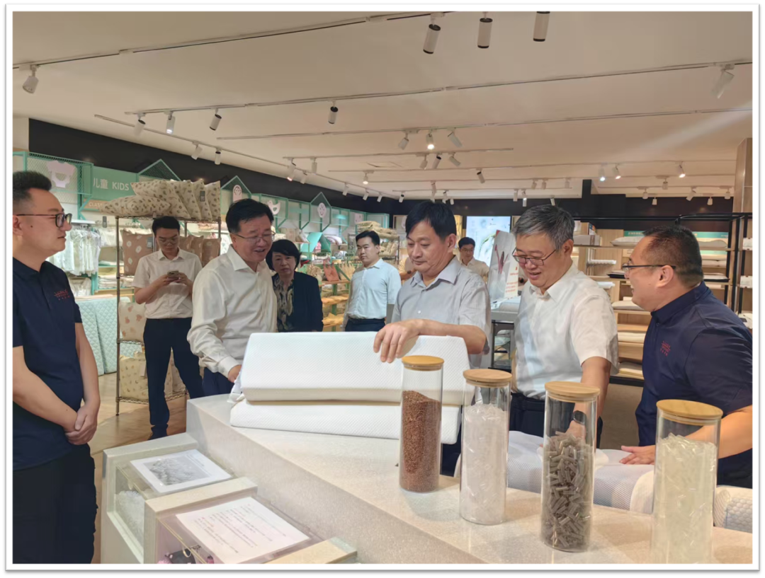 青島市政府領(lǐng)導(dǎo)調(diào)研眾地家紡 共探家紡產(chǎn)業(yè)高質(zhì)量發(fā)展新路徑