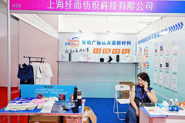 71K 有 機(jī) 廣 譜 抗 菌材 料 ， 是 將 抗 菌 母 粒 與 普 通 尼 龍 母 粒 熔融 后 ， 在 生 產(chǎn) 時(shí) 形 成 不 同 濃 度 的 長(zhǎng) 絲 或短 纖 ， 按 不 同 需 求 比 例,將 其 混 紡 或 直 接噴 絲,應(yīng) 用 在 針 織 、 梭 織 或 無(wú) 紡 布 等 貼 膚 類(lèi) 產(chǎn) 品 中,起 到滅菌、防霉、消 臭 的 效 果，71K不含銀、銅、鋅、鉛、鋇等重 金 屬 和 納 米 級(jí) 材料，屬 有 機(jī)(高分子化合物)&ldquo;非溶出型&rdquo;的安 全 抗 菌 材 料。