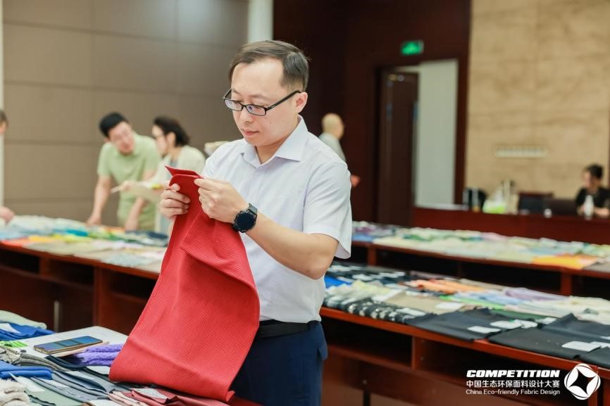 2800款面料&ldquo;綠動(dòng)時(shí)尚&rdquo;，2025第八屆中國(guó)生態(tài)環(huán)保面料設(shè)計(jì)大賽評(píng)審會(huì)在盛澤舉辦！