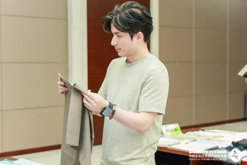 2800款面料&ldquo;綠動(dòng)時(shí)尚&rdquo;，2025第八屆中國(guó)生態(tài)環(huán)保面料設(shè)計(jì)大賽評(píng)審會(huì)在盛澤舉辦！