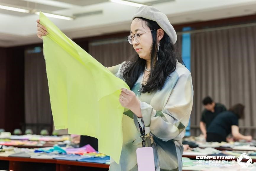 2800款面料&ldquo;綠動(dòng)時(shí)尚&rdquo;，2025第八屆中國(guó)生態(tài)環(huán)保面料設(shè)計(jì)大賽評(píng)審會(huì)在盛澤舉辦！