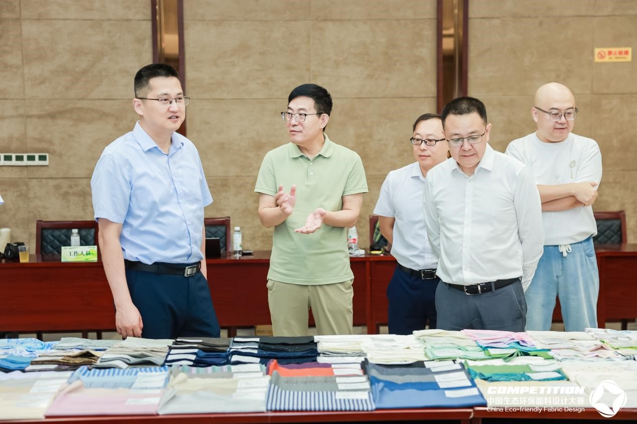 2800款面料&ldquo;綠動(dòng)時(shí)尚&rdquo;，2025第八屆中國(guó)生態(tài)環(huán)保面料設(shè)計(jì)大賽評(píng)審會(huì)在盛澤舉辦！