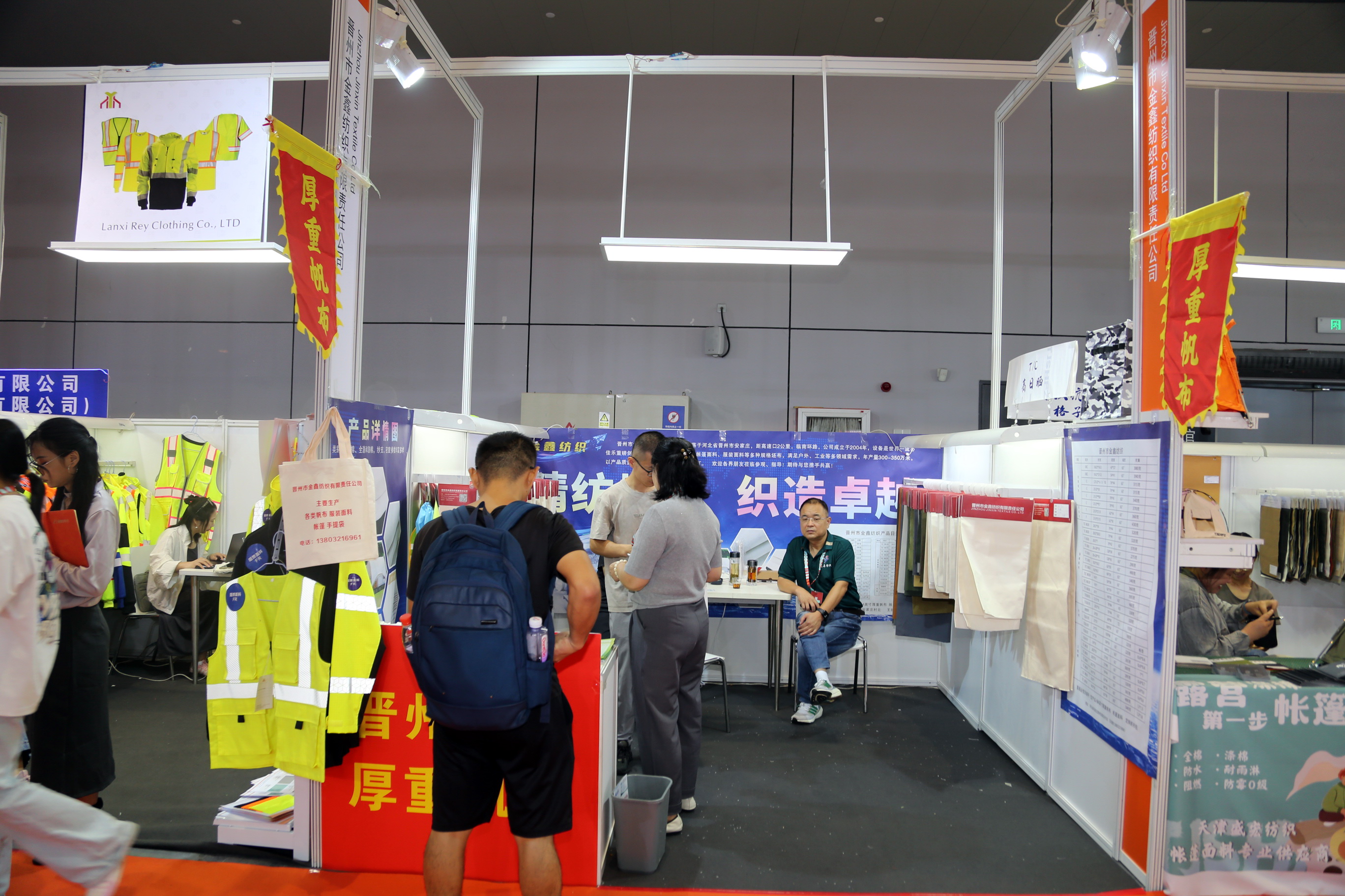 40余家石家莊紡服企業(yè)齊聚滬上，成為中紡聯(lián)秋季聯(lián)展上靚麗的風(fēng)景線