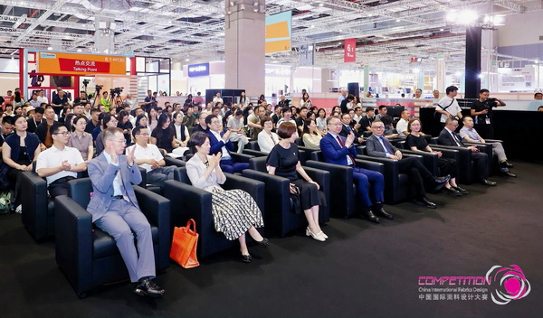 8700余款面料創(chuàng)新面料角逐46項(xiàng)大獎(jiǎng)！2025中國(guó)國(guó)際面料設(shè)計(jì)大賽頒獎(jiǎng)典禮在滬舉辦