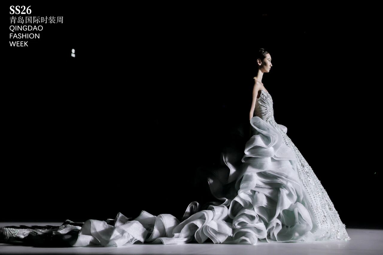 潮涌浮山灣畔 時(shí)尚綺夢啟航--2025中國（青島）國際時(shí)裝周盛大啟幕！