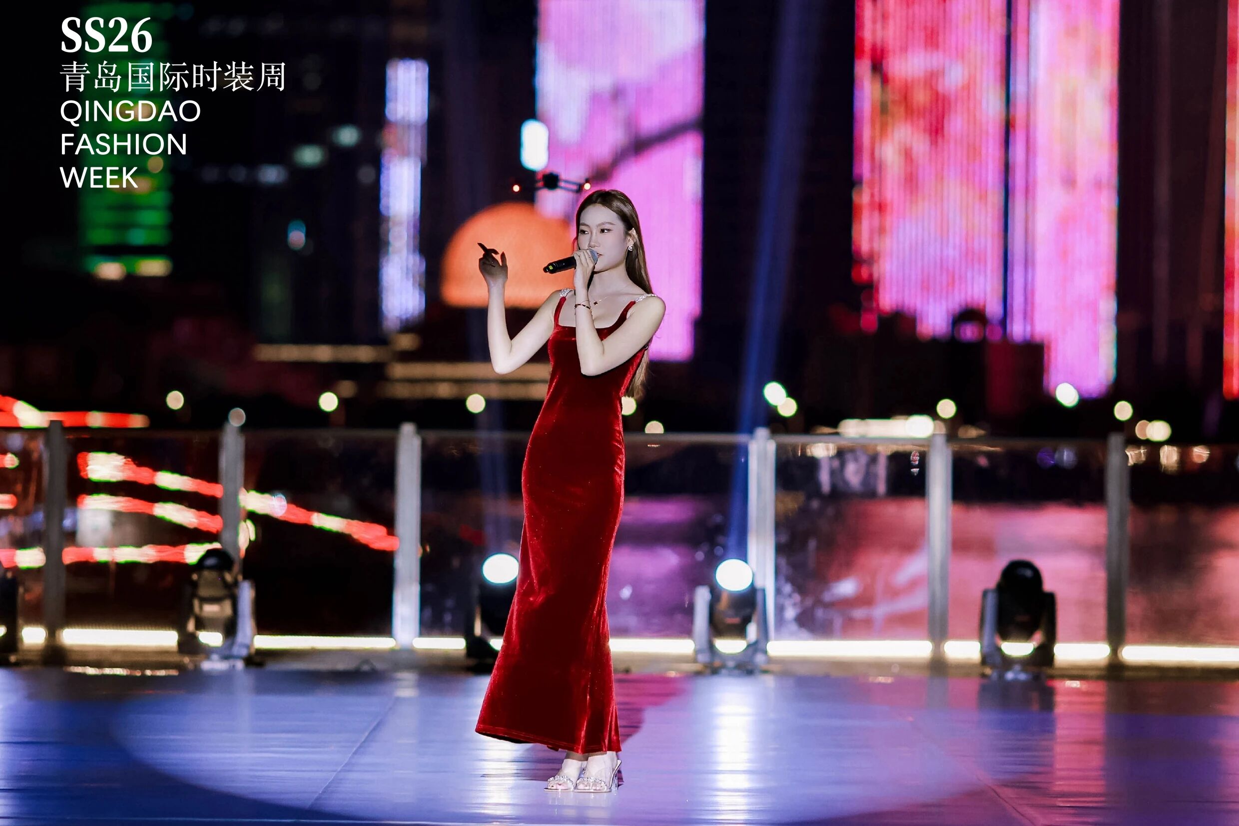潮涌浮山灣畔 時(shí)尚綺夢啟航--2025中國（青島）國際時(shí)裝周盛大啟幕！