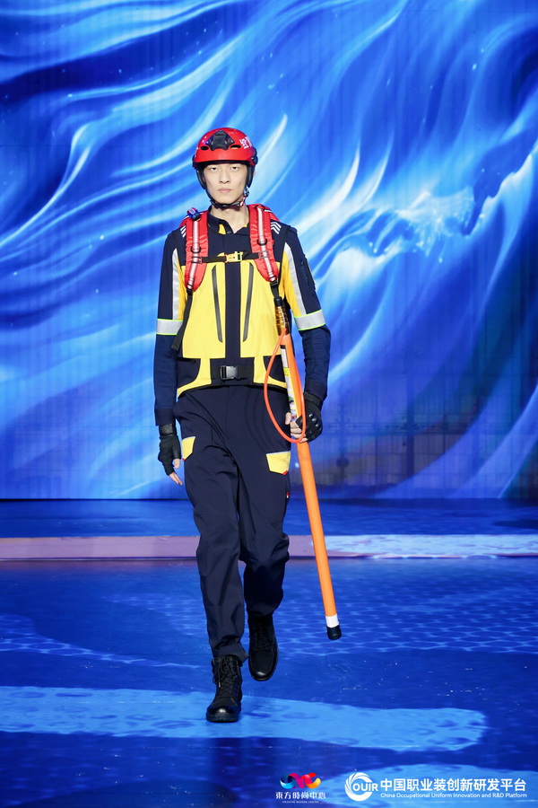 聚焦全民國防教育作訓(xùn)服與海上功能服，第二屆中國職業(yè)裝創(chuàng)新大會(huì)在青島啟幕