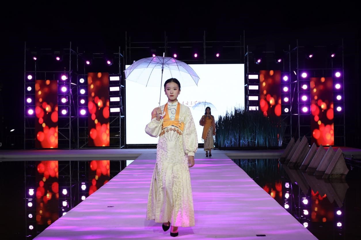 &ldquo;華秀&rdquo;璀璨，紡織谷變身老城區(qū)時尚秀場