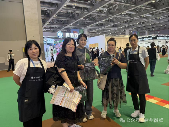 日前，在剛剛落幕的上海2025中國(guó)（晉州）紡織服裝科技發(fā)展論壇暨紡織服裝博覽會(huì)上，&ldquo;晉州紡織工&rdquo;憑借6.3萬(wàn)紡織工、72家規(guī)上企業(yè)、 82項(xiàng)專(zhuān)利的硬核實(shí)力C位出圈，省級(jí)勞務(wù)品牌再升級(jí)。展會(huì)期間，通過(guò)發(fā)放宣傳海報(bào)及派發(fā)晉州本地生產(chǎn)的圍裙，加大宣傳效應(yīng)，眾多展商及觀(guān)眾駐足詢(xún)問(wèn)，&ldquo;晉州紡織工&rdquo;已經(jīng)成為晉州的一張靚麗名片，顯著提升了晉州紡織服裝產(chǎn)業(yè)品牌競(jìng)爭(zhēng)力。下一步，晉州市還將通過(guò)舉辦技能培訓(xùn)活動(dòng)、加強(qiáng)品牌宣傳等渠道，讓&ldquo;晉州紡織工&rdquo;從省級(jí)勞務(wù)品牌邁向全國(guó)行業(yè)金名片，為全市經(jīng)濟(jì)高質(zhì)量發(fā)展織就更廣闊的錦繡天地！&nbsp; &nbsp; &nbsp; &nbsp;&nbsp;來(lái)源|石家莊市紡織行業(yè)協(xié)會(huì)