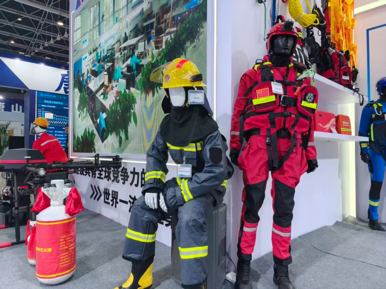 際華3502公司功能防護(hù)產(chǎn)品精彩亮相2025京津冀安全應(yīng)急博覽會(huì)