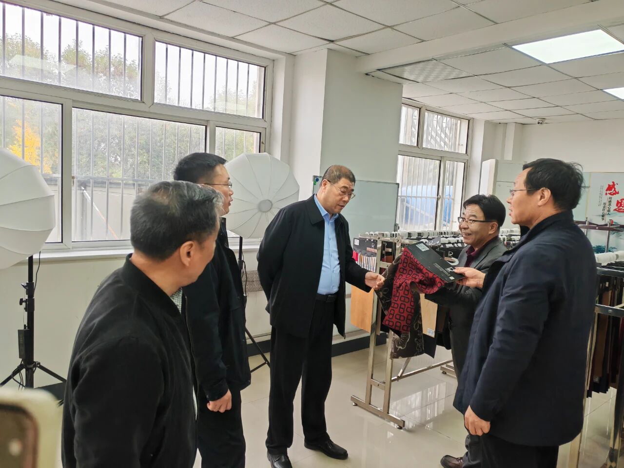 河北省工信廳領(lǐng)導調(diào)研清河兩家羊絨企業(yè)關(guān)注與石家莊紡織企業(yè)攜手創(chuàng)新發(fā)展