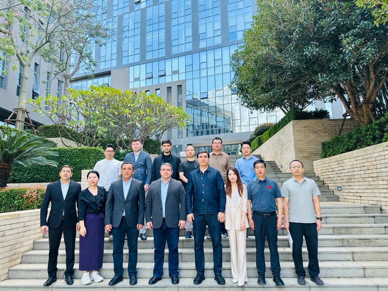 11月1日，烏茲別克斯坦投資、工業(yè)與貿(mào)易部駐華代表處副主任、駐華大使館參贊別克佐德-米爾佐&middot;尼格馬特賈諾夫，烏茲別克斯坦工商會(huì)錫爾河州分會(huì)主任阿齊茲&middot;曼蘇羅夫，錫爾河州投資、工業(yè)與貿(mào)易局局長(zhǎng)馬赫蘇姆&middot;薩利耶夫等一行人專程到訪我會(huì)，并參觀廈門時(shí)尚消費(fèi)品（紡織服裝）產(chǎn)業(yè)園&middot;航空?qǐng)@。商會(huì)副會(huì)長(zhǎng)、福建世聯(lián)達(dá)公司董事長(zhǎng)王世傳，秘書長(zhǎng)李以希接待烏方代表團(tuán)并開展座談交流。 座談中，雙方就廈門與錫爾河州紡織服裝產(chǎn)業(yè)的發(fā)展現(xiàn)狀及趨勢(shì)展開深入交流。福建世聯(lián)達(dá)、廈門納仕達(dá)、當(dāng)盛新材料、求特新材料、駿利德集團(tuán)等企業(yè)代表圍繞產(chǎn)業(yè)鏈深度協(xié)作、政策配套支持、當(dāng)?shù)厝斯こ杀炯瓣P(guān)稅政策等核心議題展開精準(zhǔn)對(duì)接。烏方代表團(tuán)誠(chéng)摯邀請(qǐng)商會(huì)組織廈門企業(yè)赴烏茲別克斯坦實(shí)地考察，深入了解專項(xiàng)政策，為后續(xù)商貿(mào)合作夯實(shí)基礎(chǔ)。 此次互動(dòng)不僅深化了廈門與錫爾河州在紡織服裝領(lǐng)域的雙向認(rèn)知，更挖掘出多元合作潛能。雙方將以此次座談為契機(jī)，保持常態(tài)化溝通對(duì)接，推動(dòng)廈門企業(yè)&ldquo;走出去&rdquo;，探索產(chǎn)業(yè)合作新模式，助力產(chǎn)業(yè)鏈上下游資源高效整合，共拓中烏產(chǎn)業(yè)發(fā)展新篇章。