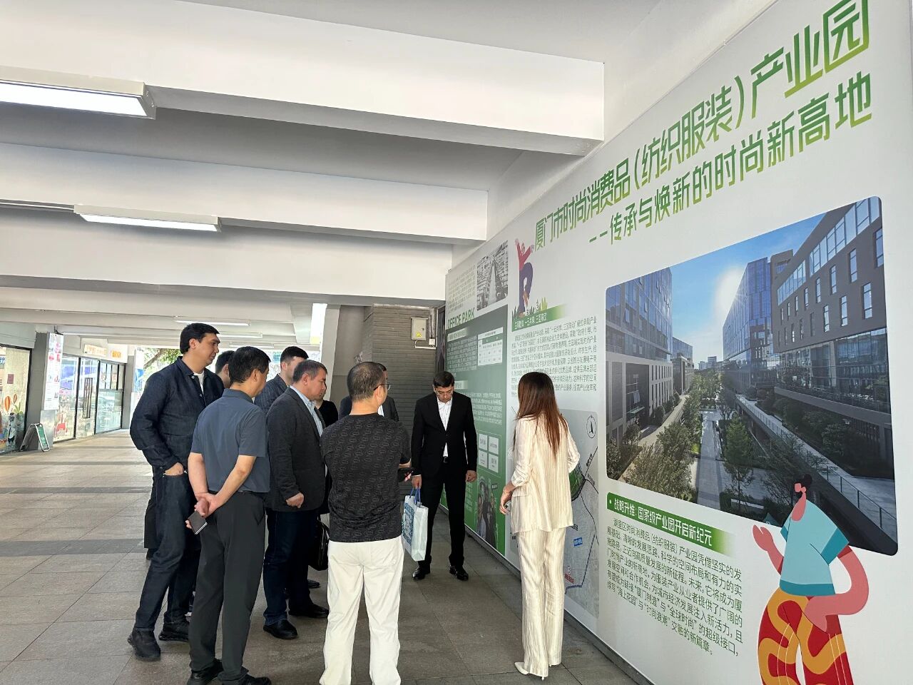 11月1日，烏茲別克斯坦投資、工業(yè)與貿(mào)易部駐華代表處副主任、駐華大使館參贊別克佐德-米爾佐&middot;尼格馬特賈諾夫，烏茲別克斯坦工商會(huì)錫爾河州分會(huì)主任阿齊茲&middot;曼蘇羅夫，錫爾河州投資、工業(yè)與貿(mào)易局局長(zhǎng)馬赫蘇姆&middot;薩利耶夫等一行人專程到訪我會(huì)，并參觀廈門時(shí)尚消費(fèi)品（紡織服裝）產(chǎn)業(yè)園&middot;航空?qǐng)@。商會(huì)副會(huì)長(zhǎng)、福建世聯(lián)達(dá)公司董事長(zhǎng)王世傳，秘書長(zhǎng)李以希接待烏方代表團(tuán)并開展座談交流。 座談中，雙方就廈門與錫爾河州紡織服裝產(chǎn)業(yè)的發(fā)展現(xiàn)狀及趨勢(shì)展開深入交流。福建世聯(lián)達(dá)、廈門納仕達(dá)、當(dāng)盛新材料、求特新材料、駿利德集團(tuán)等企業(yè)代表圍繞產(chǎn)業(yè)鏈深度協(xié)作、政策配套支持、當(dāng)?shù)厝斯こ杀炯瓣P(guān)稅政策等核心議題展開精準(zhǔn)對(duì)接。烏方代表團(tuán)誠(chéng)摯邀請(qǐng)商會(huì)組織廈門企業(yè)赴烏茲別克斯坦實(shí)地考察，深入了解專項(xiàng)政策，為后續(xù)商貿(mào)合作夯實(shí)基礎(chǔ)。 此次互動(dòng)不僅深化了廈門與錫爾河州在紡織服裝領(lǐng)域的雙向認(rèn)知，更挖掘出多元合作潛能。雙方將以此次座談為契機(jī)，保持常態(tài)化溝通對(duì)接，推動(dòng)廈門企業(yè)&ldquo;走出去&rdquo;，探索產(chǎn)業(yè)合作新模式，助力產(chǎn)業(yè)鏈上下游資源高效整合，共拓中烏產(chǎn)業(yè)發(fā)展新篇章。