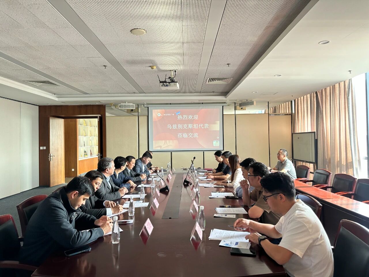 11月1日，烏茲別克斯坦投資、工業(yè)與貿(mào)易部駐華代表處副主任、駐華大使館參贊別克佐德-米爾佐&middot;尼格馬特賈諾夫，烏茲別克斯坦工商會(huì)錫爾河州分會(huì)主任阿齊茲&middot;曼蘇羅夫，錫爾河州投資、工業(yè)與貿(mào)易局局長(zhǎng)馬赫蘇姆&middot;薩利耶夫等一行人專程到訪我會(huì)，并參觀廈門時(shí)尚消費(fèi)品（紡織服裝）產(chǎn)業(yè)園&middot;航空?qǐng)@。商會(huì)副會(huì)長(zhǎng)、福建世聯(lián)達(dá)公司董事長(zhǎng)王世傳，秘書長(zhǎng)李以希接待烏方代表團(tuán)并開展座談交流。 座談中，雙方就廈門與錫爾河州紡織服裝產(chǎn)業(yè)的發(fā)展現(xiàn)狀及趨勢(shì)展開深入交流。福建世聯(lián)達(dá)、廈門納仕達(dá)、當(dāng)盛新材料、求特新材料、駿利德集團(tuán)等企業(yè)代表圍繞產(chǎn)業(yè)鏈深度協(xié)作、政策配套支持、當(dāng)?shù)厝斯こ杀炯瓣P(guān)稅政策等核心議題展開精準(zhǔn)對(duì)接。烏方代表團(tuán)誠(chéng)摯邀請(qǐng)商會(huì)組織廈門企業(yè)赴烏茲別克斯坦實(shí)地考察，深入了解專項(xiàng)政策，為后續(xù)商貿(mào)合作夯實(shí)基礎(chǔ)。 此次互動(dòng)不僅深化了廈門與錫爾河州在紡織服裝領(lǐng)域的雙向認(rèn)知，更挖掘出多元合作潛能。雙方將以此次座談為契機(jī)，保持常態(tài)化溝通對(duì)接，推動(dòng)廈門企業(yè)&ldquo;走出去&rdquo;，探索產(chǎn)業(yè)合作新模式，助力產(chǎn)業(yè)鏈上下游資源高效整合，共拓中烏產(chǎn)業(yè)發(fā)展新篇章。
