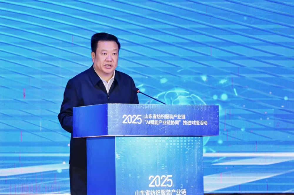 11月4日，山東省紡織服裝產(chǎn)業(yè)鏈&ldquo;AI賦能產(chǎn)業(yè)鏈協(xié)同&rdquo;推進對接活動在夏津隆重舉行?；顒泳o扣黨的二十屆四中全會&ldquo;建設現(xiàn)代化產(chǎn)業(yè)體系，鞏固壯大實體經(jīng)濟根基&rdquo;戰(zhàn)略部署，以&ldquo;AI+金融&rdquo;雙輪驅(qū)動為核心路徑，匯聚政企銀校各界力量，共商紡織服裝產(chǎn)業(yè)智能化、協(xié)同化升級大計，為培育產(chǎn)業(yè)新質(zhì)生產(chǎn)力注入強勁動能。  緊扣國家戰(zhàn)略，  凝聚產(chǎn)業(yè)升級共識  活動開篇，多位領導嘉賓立足國家戰(zhàn)略、行業(yè)發(fā)展與地方實踐，為山東紡織服裝產(chǎn)業(yè)轉(zhuǎn)型把脈定向，凝聚發(fā)展共識。 山東省政協(xié)副主席、黨組副書記、省紡織服裝產(chǎn)業(yè)鏈鏈長林峰海在致辭中表示，山東是全國重要工業(yè)基地，紡織服裝產(chǎn)業(yè)作為中國紡織服裝產(chǎn)業(yè)核心組成與北方新質(zhì)生產(chǎn)力重要引擎，在穩(wěn)增長、促消費、惠民生及培育新質(zhì)生產(chǎn)力方面作用顯著。山東通過產(chǎn)業(yè)鏈&ldquo;鏈長制&rdquo;推進產(chǎn)業(yè)優(yōu)化升級，今年前三季度全省紡織業(yè)、服裝服飾業(yè)工業(yè)增加值同比分別增長4.1%、1.1%，分別高于全國同行業(yè)0.95個、3.5個百分點。德州是我國重要紡織服裝產(chǎn)業(yè)大市，在新型紡織、家紡等領域競爭優(yōu)勢突出。德州高度重視紡織產(chǎn)業(yè)發(fā)展，將輕紡紡織列為全市11條標志性產(chǎn)業(yè)鏈，為全省紡織產(chǎn)業(yè)高質(zhì)量發(fā)展助力；其中夏津作為全國紗線基地，正通過創(chuàng)新性實施&ldquo;行業(yè)機構+國資平臺+市場主體&rdquo;三方共建模式推動產(chǎn)業(yè)發(fā)展。中國紡織工業(yè)聯(lián)合會副會長閻巖指出，當前&ldquo;十五五&rdquo;時期，紡織服裝業(yè)處于轉(zhuǎn)型升級關鍵階段，黨的二十屆四中全會為產(chǎn)業(yè)發(fā)展指明方向，行業(yè)需聚焦深耕內(nèi)需市場、優(yōu)化外貿(mào)布局、推進產(chǎn)業(yè)升級三大重點，開創(chuàng)高質(zhì)量發(fā)展新局面。她提到，產(chǎn)業(yè)集群化是我國紡織行業(yè)核心優(yōu)勢，全國200余個紡織服裝產(chǎn)業(yè)地區(qū)正加速轉(zhuǎn)型，而德州夏津作為以紡織為支柱產(chǎn)業(yè)的縣部代表，其探索的共建模式和資源整合方式，為縣域紡織產(chǎn)業(yè)轉(zhuǎn)型升級提供寶貴經(jīng)驗。她希望山東德州夏津紡織產(chǎn)業(yè)把握戰(zhàn)略機遇，精準定位、主動作為，以新型紡紗產(chǎn)業(yè)大腦為支撐，推動人工智能與紡織融合，形成全產(chǎn)業(yè)鏈高效協(xié)同發(fā)展新局面，在產(chǎn)業(yè)高質(zhì)量發(fā)展道路上奮勇前行。 德州市政協(xié)主席卜祥聯(lián)在致辭中指出，人口590萬，2024年GDP突破4000億元，是全國百強市及山東省唯一達到經(jīng)濟系統(tǒng)規(guī)劃的城市。德州始終將紡織服裝產(chǎn)業(yè)作為重點培育領域，2024年產(chǎn)業(yè)規(guī)模超240億元，擁有200余家規(guī)上企業(yè)、華源生態(tài)等龍頭企業(yè)，形成兩大省級特色產(chǎn)品，還共建現(xiàn)代紡織產(chǎn)業(yè)園、紡織產(chǎn)業(yè)互聯(lián)網(wǎng)平臺，并成立產(chǎn)業(yè)學院培養(yǎng)專業(yè)人才。推動紡織服裝產(chǎn)業(yè)鏈升級，需借助AI賦能生產(chǎn)全流程，突破專用算法與裝備瓶頸，同時依托金融數(shù)據(jù)智能分析匹配企業(yè)需求，落實&ldquo;鏈長制&rdquo;補鏈延鏈強鏈，助力行業(yè)從&ldquo;被動接單&rdquo;向&ldquo;需求創(chuàng)造&rdquo;轉(zhuǎn)型，培育新質(zhì)生產(chǎn)力。  破解產(chǎn)業(yè)痛點，  構建協(xié)同新生態(tài)  活動通過兩大簽約儀式與一項啟動儀式，落地一批標志性合作成果，為紡織服裝產(chǎn)業(yè)高質(zhì)量發(fā)展筑牢根基。為破解紡織產(chǎn)業(yè)&ldquo;信息孤島、要素配置效率低、市場議價權低&rdquo;等痛點，夏津縣財金投資發(fā)展集團有限公司聯(lián)合廣東紗纖億信息科技股份有限公司、中國紡織建設規(guī)劃院，攜手夏津仁和紡織科技有限公司、山東鴻泰鼎新材料科技有限公司等7家本地骨干企業(yè)，簽訂&ldquo;山東新型紡織（紗纖）產(chǎn)業(yè)大腦上線項目&rdquo;協(xié)議。該項目將整合山東紡織企業(yè)數(shù)據(jù)資源，構建紡織服裝產(chǎn)業(yè)智慧供應鏈服務體系，打造&ldquo;山東紡織服裝產(chǎn)業(yè)大腦&rdquo;，預計可實現(xiàn)企業(yè)降本增效、資源優(yōu)化配置的雙重目標。圍繞黨的二十屆四中全會&ldquo;金融服務實體經(jīng)濟&rdquo;的根本宗旨，工商銀行德州分行、建設銀行德州分行、德州銀行等6家金融機構，分別與德州華源生態(tài)科技有限公司、夏津至謙紡織科技有限公司等6家紡織企業(yè)簽訂金融支持合作協(xié)議。此次簽約聚焦技術研發(fā)資金保障、市場拓展資本助力，推動金融與輕工紡織產(chǎn)業(yè)深度融合，為傳統(tǒng)產(chǎn)業(yè)升級與創(chuàng)新項目落地搭建資金橋梁。林峰海、閻巖、張慶輝、卜祥聯(lián)、王曉、陳海明、管曉艷、沙淑紅、劉如偉、趙之達等領導共同啟動&ldquo;山東新型紡織（紗纖）產(chǎn)業(yè)大腦暨年產(chǎn)5萬噸鴻泰鼎萊賽爾二期投產(chǎn)項目&rdquo;。其中，&ldquo;山東新型紡織（紗纖）產(chǎn)業(yè)大腦&rdquo;已納入山東省工信廳建設試點，將按照&ldquo;四個一&rdquo;（一個算力調(diào)度平臺、一個數(shù)據(jù)匯聚平臺、一個算法開發(fā)平臺、一個服務開放平臺）總體構架，完善&ldquo;四集&rdquo;（招、集采、集銷、集貸）應用場景，打造全國紡織數(shù)字交易集聚地；鴻泰鼎萊賽爾二期項目投產(chǎn)后，企業(yè)總產(chǎn)能將躍居全國第二，單線產(chǎn)能全國第一，助力夏津打造&ldquo;中國綠色紡織新材料產(chǎn)業(yè)基地&rdquo;。據(jù)悉，鴻泰鼎主營的萊賽爾纖維廣泛應用于服裝、家紡等領域，其與青島百草股份聯(lián)合開發(fā)的&ldquo;生物功能性萊賽爾纖維&rdquo;已獲&ldquo;省長杯&rdquo;銅獎，并應用于愛慕內(nèi)衣等知名品牌。  經(jīng)驗互鑒，  探索升級新路徑  與會專家、地市代表與企業(yè)家圍繞&ldquo;AI賦能&rdquo;&ldquo;集群發(fā)展&rdquo;&ldquo;數(shù)字化轉(zhuǎn)型&rdquo;等核心議題，開展深度交流，為產(chǎn)業(yè)升級提供多元思路。中國紡織建設規(guī)劃院院長張慶輝以《AI賦能、生態(tài)共建-開啟夏津紡織服裝高質(zhì)量發(fā)展新篇章》為題作專題講座，系統(tǒng)解析AI技術在紡織產(chǎn)業(yè)生產(chǎn)、供應鏈、市場端的應用路徑，提出生態(tài)共建的產(chǎn)業(yè)升級模式。他強調(diào)，擁抱AI是產(chǎn)業(yè)轉(zhuǎn)型的必答題。目前行業(yè)AI應用呈現(xiàn)&ldquo;消費端強、生產(chǎn)端弱&rdquo;的特點，Zara、亞馬遜及國內(nèi)電商平臺已在設計、選品等消費端廣泛應用AI，但生產(chǎn)與供應鏈端仍處于起步階段，山東可借鑒浙江、江蘇、福建等省份的先進經(jīng)驗。他提到，從2023年底開始，中國紡織建設規(guī)劃院與夏津達成深度戰(zhàn)略合作，以夏津現(xiàn)代產(chǎn)業(yè)園建設為核心，圍繞夏津構建現(xiàn)代紡織產(chǎn)業(yè)體系這一目標，確立了數(shù)字化、智能化、時尚化的發(fā)展路徑。為了確保戰(zhàn)略規(guī)劃的落地實施，在構建政產(chǎn)學研用平臺的同時，引入紗纖億工業(yè)互聯(lián)網(wǎng)平臺，與夏津縣三方共建，投資建立了紗纖億（山東）工業(yè)互聯(lián)網(wǎng)平臺，在深挖夏津紗線價值的基礎上，打通產(chǎn)業(yè)上下游，推進產(chǎn)業(yè)鏈生態(tài)協(xié)同，助力夏津紡織產(chǎn)業(yè)高質(zhì)量發(fā)展。德州市副市長、市輕工紡織產(chǎn)業(yè)鏈鏈長陳海明在推介德州市紡織服裝產(chǎn)業(yè)時表示，德州近年借先進制造業(yè)強市、數(shù)字強市戰(zhàn)略，推動紡織產(chǎn)業(yè)研發(fā)創(chuàng)新與設備更新，今年1-8月規(guī)上企業(yè)銷售收入132億元，紗線產(chǎn)能600萬噸（占全省1%），是全國最大差別化紡線生產(chǎn)基地，擁有多項產(chǎn)業(yè)榮譽，形成全產(chǎn)業(yè)鏈。德州通過三舉措推動產(chǎn)業(yè)發(fā)展：一是技改賦能，近三年實施36個技改項目，關鍵設備更新率超70%，夏津縣等獲多項數(shù)字化榮譽，華源生態(tài)改造后生產(chǎn)效率提升三成；二是科技創(chuàng)新，深化校企合作，制定12項標準，培育隱形冠軍企業(yè)；三是開放合作，舉辦峰會、組團出海，今年前3季度紡織服裝出口47.3億元，同比增46.1%。&ldquo;十五五&rdquo;期間，德州將以產(chǎn)業(yè)集聚為導向，打造兩大核心產(chǎn)業(yè)集群，加大科技投入，優(yōu)化產(chǎn)業(yè)生態(tài)，期待與企業(yè)家深化合作，推動產(chǎn)業(yè)高質(zhì)量發(fā)展。夏津縣委副書記、縣長趙之達以《激活鏈式協(xié)同新動能帶動紡織集群新躍升》為主題，介紹了夏津培育紡織產(chǎn)業(yè)集群的實踐經(jīng)驗。他表示，夏邑紡織服裝產(chǎn)業(yè)規(guī)模突出，有246家企業(yè)、300萬錠紡紗規(guī)模（占山東1/10），獲多項產(chǎn)業(yè)榮譽。近年通過四舉措推動產(chǎn)業(yè)升級：一是建協(xié)同生態(tài)，聯(lián)多方共建產(chǎn)業(yè)園、政產(chǎn)學研用平臺；二是打造產(chǎn)業(yè)大腦，建紡織產(chǎn)業(yè)平臺，聯(lián)動多地資源；三是深化升級，開展企業(yè)改造，探索綠色低碳發(fā)展；四是創(chuàng)新產(chǎn)品供給，以市場為導向?qū)崿F(xiàn)柔性生產(chǎn)。未來，夏邑將按&ldquo;一園區(qū)一平臺兩基地&rdquo;戰(zhàn)略，構建500億級產(chǎn)業(yè)集群，為先進制造業(yè)強省建設發(fā)力。威海市工業(yè)和信息化局副局長劉海燕圍繞&ldquo;工裝小切口推動紡織服裝產(chǎn)業(yè)大轉(zhuǎn)型&rdquo;，系統(tǒng)介紹了威海市以工裝領域為突破點、帶動產(chǎn)業(yè)整體升級的創(chuàng)新探索。作為紡織服裝產(chǎn)業(yè)的重要細分領域，工裝憑借應用場景明確、需求相對穩(wěn)定、產(chǎn)業(yè)鏈帶動性強的特點，成為威海撬動產(chǎn)業(yè)轉(zhuǎn)型的關鍵抓手。在市級層面推進工裝領域品質(zhì)提升過程中，威海市聚焦協(xié)同、創(chuàng)新、綠色三大核心，重點從三方面發(fā)力：進一步搭建多元化產(chǎn)業(yè)服務平臺、優(yōu)化產(chǎn)業(yè)發(fā)展生態(tài)；出臺專項扶持政策，推動AI、大數(shù)據(jù)等數(shù)字技術在工裝產(chǎn)業(yè)的普及應用；加快區(qū)域工裝品牌整合與培育，探索工裝與職業(yè)健康、智能穿戴等領域融合發(fā)展的新模式，以工裝產(chǎn)業(yè)的高質(zhì)量發(fā)展，為威海市紡織服裝產(chǎn)業(yè)轉(zhuǎn)型升級注入持久動力。此外，青島市即墨區(qū)工業(yè)和信息化局、棗莊市紡織服裝協(xié)會、濰坊昌邑市工業(yè)和信息化局的相關負責人分別推介了本地針織集群、童裝集群、中國針織服裝集群及紡織產(chǎn)業(yè)集群的創(chuàng)新探索實踐，展現(xiàn)了山東紡織產(chǎn)業(yè)&ldquo;各有特色、協(xié)同發(fā)展&rdquo;的集群格局。  樣板引路，  強化支撐保障  在企業(yè)經(jīng)驗分享環(huán)節(jié)，多家優(yōu)秀企業(yè)和金融機構分享了數(shù)字化轉(zhuǎn)型實戰(zhàn)經(jīng)驗及專屬服務方案，既為行業(yè)提供可復制的&ldquo;轉(zhuǎn)型樣板&rdquo;，也為產(chǎn)業(yè)升級注入精準金融&ldquo;活水&rdquo;。迪尚集團供應鏈管理中心總經(jīng)理吳利平以《夯實數(shù)字基座智領工裝未來》為題，分享了企業(yè)數(shù)字化轉(zhuǎn)型經(jīng)驗。她表示，面對數(shù)字化浪潮，迪尚集團從服裝制造向科技賦能轉(zhuǎn)型，用科技重塑工裝、為勞動者賦能，踐行傳統(tǒng)行業(yè)新質(zhì)生產(chǎn)力。集團搭建了PLM、MES、ERP等全流程系統(tǒng)，投資超1億元打造數(shù)字孿生平臺，以數(shù)據(jù)支撐AI應用。AI可精準預測市場、提升設計研發(fā)效率，生產(chǎn)端視覺檢測準確率達99.5%，凱云工廠改造后效率提升10%-15%。今年迪尚集團啟動相關項目，參與成立開源創(chuàng)新平臺，未來將推動外貿(mào)標準轉(zhuǎn)化，開放資源攜手會員企業(yè)提升全球競爭力。紗纖億信息科技（山東）有限公司總經(jīng)理井曉妮圍繞《產(chǎn)業(yè)數(shù)字化政策建設紡織現(xiàn)代化體系》主題，系統(tǒng)介紹了公司以產(chǎn)業(yè)互聯(lián)網(wǎng)平臺為載體、推動紡織服裝產(chǎn)業(yè)數(shù)字化轉(zhuǎn)型的實踐路徑與成果。紗纖億信息科技（山東）有限公司以紡織服裝全產(chǎn)業(yè)鏈協(xié)同發(fā)展戰(zhàn)略為核心，共建山東新型紡織（紗纖）產(chǎn)業(yè)大腦。平臺上線近一年，交易額達3.3億元，服務企業(yè)100余家，為企業(yè)降本200元/噸、縮短庫存周期10天，還拓展了國際市場。公司借AI、大數(shù)據(jù)優(yōu)化生產(chǎn)，提供信用評級、人才庫服務。未來將按規(guī)劃推進項目，攜手伙伴助力紡織產(chǎn)業(yè)高質(zhì)量發(fā)展。德州華源生態(tài)科技有限公司信息主管李德凱在作企業(yè)新產(chǎn)品時，介紹了公司數(shù)字化改造具體做法和產(chǎn)品定價采用差異化策略。公司涉及新風相關業(yè)務，并有業(yè)務場景落地于機場；企業(yè)關注產(chǎn)業(yè)生產(chǎn)環(huán)節(jié)，會將相關數(shù)據(jù)送至數(shù)據(jù)中心，同時關注生產(chǎn)中系統(tǒng)配置問題，如6級系統(tǒng)搭配1600配置即可滿足需求。會上，中國民生銀行濟南分行、工商銀行德州分行、建設銀行德州分行等8家金融機構與單位，分別推介紡織服裝產(chǎn)業(yè)鏈特色金融產(chǎn)品，為本地紡織服裝企業(yè)構建起覆蓋融資、擔保、出口、風險保障的全方位金融支持體系。此次推進對接活動的成功舉辦，不僅搭建了政企銀校協(xié)同合作的高端平臺，更落地了一批破解產(chǎn)業(yè)痛點、激活發(fā)展動能的關鍵項目。未來，山東紡織服裝產(chǎn)業(yè)將以此次活動為契機，持續(xù)深化&ldquo;AI+金融&rdquo;雙輪驅(qū)動，強化產(chǎn)業(yè)鏈協(xié)同，加快數(shù)智化、綠色化、品牌化轉(zhuǎn)型；夏津縣將繼續(xù)優(yōu)化&ldquo;政府創(chuàng)造環(huán)境、企業(yè)創(chuàng)造財富&rdquo;的營商環(huán)境，誠摯邀請各界企業(yè)家投資興業(yè)，共同推動山東紡織服裝產(chǎn)業(yè)在建設現(xiàn)代化產(chǎn)業(yè)體系中貢獻更大力量。