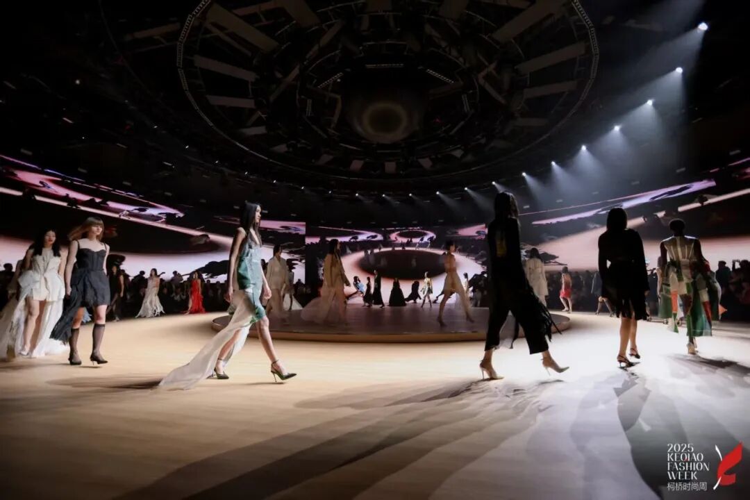 2025柯橋時(shí)尚周（秋季）啟幕！十年織夢，時(shí)尚共鳴&ldquo;洄響&rdquo;千年紡都