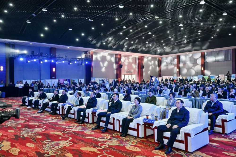 11月4日，山東省紡織服裝產(chǎn)業(yè)鏈&ldquo;AI賦能產(chǎn)業(yè)鏈協(xié)同&rdquo;推進對接活動在夏津隆重舉行?；顒泳o扣黨的二十屆四中全會&ldquo;建設現(xiàn)代化產(chǎn)業(yè)體系，鞏固壯大實體經(jīng)濟根基&rdquo;戰(zhàn)略部署，以&ldquo;AI+金融&rdquo;雙輪驅(qū)動為核心路徑，匯聚政企銀校各界力量，共商紡織服裝產(chǎn)業(yè)智能化、協(xié)同化升級大計，為培育產(chǎn)業(yè)新質(zhì)生產(chǎn)力注入強勁動能。  緊扣國家戰(zhàn)略，  凝聚產(chǎn)業(yè)升級共識  活動開篇，多位領導嘉賓立足國家戰(zhàn)略、行業(yè)發(fā)展與地方實踐，為山東紡織服裝產(chǎn)業(yè)轉(zhuǎn)型把脈定向，凝聚發(fā)展共識。 山東省政協(xié)副主席、黨組副書記、省紡織服裝產(chǎn)業(yè)鏈鏈長林峰海在致辭中表示，山東是全國重要工業(yè)基地，紡織服裝產(chǎn)業(yè)作為中國紡織服裝產(chǎn)業(yè)核心組成與北方新質(zhì)生產(chǎn)力重要引擎，在穩(wěn)增長、促消費、惠民生及培育新質(zhì)生產(chǎn)力方面作用顯著。山東通過產(chǎn)業(yè)鏈&ldquo;鏈長制&rdquo;推進產(chǎn)業(yè)優(yōu)化升級，今年前三季度全省紡織業(yè)、服裝服飾業(yè)工業(yè)增加值同比分別增長4.1%、1.1%，分別高于全國同行業(yè)0.95個、3.5個百分點。德州是我國重要紡織服裝產(chǎn)業(yè)大市，在新型紡織、家紡等領域競爭優(yōu)勢突出。德州高度重視紡織產(chǎn)業(yè)發(fā)展，將輕紡紡織列為全市11條標志性產(chǎn)業(yè)鏈，為全省紡織產(chǎn)業(yè)高質(zhì)量發(fā)展助力；其中夏津作為全國紗線基地，正通過創(chuàng)新性實施&ldquo;行業(yè)機構+國資平臺+市場主體&rdquo;三方共建模式推動產(chǎn)業(yè)發(fā)展。中國紡織工業(yè)聯(lián)合會副會長閻巖指出，當前&ldquo;十五五&rdquo;時期，紡織服裝業(yè)處于轉(zhuǎn)型升級關鍵階段，黨的二十屆四中全會為產(chǎn)業(yè)發(fā)展指明方向，行業(yè)需聚焦深耕內(nèi)需市場、優(yōu)化外貿(mào)布局、推進產(chǎn)業(yè)升級三大重點，開創(chuàng)高質(zhì)量發(fā)展新局面。她提到，產(chǎn)業(yè)集群化是我國紡織行業(yè)核心優(yōu)勢，全國200余個紡織服裝產(chǎn)業(yè)地區(qū)正加速轉(zhuǎn)型，而德州夏津作為以紡織為支柱產(chǎn)業(yè)的縣部代表，其探索的共建模式和資源整合方式，為縣域紡織產(chǎn)業(yè)轉(zhuǎn)型升級提供寶貴經(jīng)驗。她希望山東德州夏津紡織產(chǎn)業(yè)把握戰(zhàn)略機遇，精準定位、主動作為，以新型紡紗產(chǎn)業(yè)大腦為支撐，推動人工智能與紡織融合，形成全產(chǎn)業(yè)鏈高效協(xié)同發(fā)展新局面，在產(chǎn)業(yè)高質(zhì)量發(fā)展道路上奮勇前行。 德州市政協(xié)主席卜祥聯(lián)在致辭中指出，人口590萬，2024年GDP突破4000億元，是全國百強市及山東省唯一達到經(jīng)濟系統(tǒng)規(guī)劃的城市。德州始終將紡織服裝產(chǎn)業(yè)作為重點培育領域，2024年產(chǎn)業(yè)規(guī)模超240億元，擁有200余家規(guī)上企業(yè)、華源生態(tài)等龍頭企業(yè)，形成兩大省級特色產(chǎn)品，還共建現(xiàn)代紡織產(chǎn)業(yè)園、紡織產(chǎn)業(yè)互聯(lián)網(wǎng)平臺，并成立產(chǎn)業(yè)學院培養(yǎng)專業(yè)人才。推動紡織服裝產(chǎn)業(yè)鏈升級，需借助AI賦能生產(chǎn)全流程，突破專用算法與裝備瓶頸，同時依托金融數(shù)據(jù)智能分析匹配企業(yè)需求，落實&ldquo;鏈長制&rdquo;補鏈延鏈強鏈，助力行業(yè)從&ldquo;被動接單&rdquo;向&ldquo;需求創(chuàng)造&rdquo;轉(zhuǎn)型，培育新質(zhì)生產(chǎn)力。  破解產(chǎn)業(yè)痛點，  構建協(xié)同新生態(tài)  活動通過兩大簽約儀式與一項啟動儀式，落地一批標志性合作成果，為紡織服裝產(chǎn)業(yè)高質(zhì)量發(fā)展筑牢根基。為破解紡織產(chǎn)業(yè)&ldquo;信息孤島、要素配置效率低、市場議價權低&rdquo;等痛點，夏津縣財金投資發(fā)展集團有限公司聯(lián)合廣東紗纖億信息科技股份有限公司、中國紡織建設規(guī)劃院，攜手夏津仁和紡織科技有限公司、山東鴻泰鼎新材料科技有限公司等7家本地骨干企業(yè)，簽訂&ldquo;山東新型紡織（紗纖）產(chǎn)業(yè)大腦上線項目&rdquo;協(xié)議。該項目將整合山東紡織企業(yè)數(shù)據(jù)資源，構建紡織服裝產(chǎn)業(yè)智慧供應鏈服務體系，打造&ldquo;山東紡織服裝產(chǎn)業(yè)大腦&rdquo;，預計可實現(xiàn)企業(yè)降本增效、資源優(yōu)化配置的雙重目標。圍繞黨的二十屆四中全會&ldquo;金融服務實體經(jīng)濟&rdquo;的根本宗旨，工商銀行德州分行、建設銀行德州分行、德州銀行等6家金融機構，分別與德州華源生態(tài)科技有限公司、夏津至謙紡織科技有限公司等6家紡織企業(yè)簽訂金融支持合作協(xié)議。此次簽約聚焦技術研發(fā)資金保障、市場拓展資本助力，推動金融與輕工紡織產(chǎn)業(yè)深度融合，為傳統(tǒng)產(chǎn)業(yè)升級與創(chuàng)新項目落地搭建資金橋梁。林峰海、閻巖、張慶輝、卜祥聯(lián)、王曉、陳海明、管曉艷、沙淑紅、劉如偉、趙之達等領導共同啟動&ldquo;山東新型紡織（紗纖）產(chǎn)業(yè)大腦暨年產(chǎn)5萬噸鴻泰鼎萊賽爾二期投產(chǎn)項目&rdquo;。其中，&ldquo;山東新型紡織（紗纖）產(chǎn)業(yè)大腦&rdquo;已納入山東省工信廳建設試點，將按照&ldquo;四個一&rdquo;（一個算力調(diào)度平臺、一個數(shù)據(jù)匯聚平臺、一個算法開發(fā)平臺、一個服務開放平臺）總體構架，完善&ldquo;四集&rdquo;（招、集采、集銷、集貸）應用場景，打造全國紡織數(shù)字交易集聚地；鴻泰鼎萊賽爾二期項目投產(chǎn)后，企業(yè)總產(chǎn)能將躍居全國第二，單線產(chǎn)能全國第一，助力夏津打造&ldquo;中國綠色紡織新材料產(chǎn)業(yè)基地&rdquo;。據(jù)悉，鴻泰鼎主營的萊賽爾纖維廣泛應用于服裝、家紡等領域，其與青島百草股份聯(lián)合開發(fā)的&ldquo;生物功能性萊賽爾纖維&rdquo;已獲&ldquo;省長杯&rdquo;銅獎，并應用于愛慕內(nèi)衣等知名品牌。  經(jīng)驗互鑒，  探索升級新路徑  與會專家、地市代表與企業(yè)家圍繞&ldquo;AI賦能&rdquo;&ldquo;集群發(fā)展&rdquo;&ldquo;數(shù)字化轉(zhuǎn)型&rdquo;等核心議題，開展深度交流，為產(chǎn)業(yè)升級提供多元思路。中國紡織建設規(guī)劃院院長張慶輝以《AI賦能、生態(tài)共建-開啟夏津紡織服裝高質(zhì)量發(fā)展新篇章》為題作專題講座，系統(tǒng)解析AI技術在紡織產(chǎn)業(yè)生產(chǎn)、供應鏈、市場端的應用路徑，提出生態(tài)共建的產(chǎn)業(yè)升級模式。他強調(diào)，擁抱AI是產(chǎn)業(yè)轉(zhuǎn)型的必答題。目前行業(yè)AI應用呈現(xiàn)&ldquo;消費端強、生產(chǎn)端弱&rdquo;的特點，Zara、亞馬遜及國內(nèi)電商平臺已在設計、選品等消費端廣泛應用AI，但生產(chǎn)與供應鏈端仍處于起步階段，山東可借鑒浙江、江蘇、福建等省份的先進經(jīng)驗。他提到，從2023年底開始，中國紡織建設規(guī)劃院與夏津達成深度戰(zhàn)略合作，以夏津現(xiàn)代產(chǎn)業(yè)園建設為核心，圍繞夏津構建現(xiàn)代紡織產(chǎn)業(yè)體系這一目標，確立了數(shù)字化、智能化、時尚化的發(fā)展路徑。為了確保戰(zhàn)略規(guī)劃的落地實施，在構建政產(chǎn)學研用平臺的同時，引入紗纖億工業(yè)互聯(lián)網(wǎng)平臺，與夏津縣三方共建，投資建立了紗纖億（山東）工業(yè)互聯(lián)網(wǎng)平臺，在深挖夏津紗線價值的基礎上，打通產(chǎn)業(yè)上下游，推進產(chǎn)業(yè)鏈生態(tài)協(xié)同，助力夏津紡織產(chǎn)業(yè)高質(zhì)量發(fā)展。德州市副市長、市輕工紡織產(chǎn)業(yè)鏈鏈長陳海明在推介德州市紡織服裝產(chǎn)業(yè)時表示，德州近年借先進制造業(yè)強市、數(shù)字強市戰(zhàn)略，推動紡織產(chǎn)業(yè)研發(fā)創(chuàng)新與設備更新，今年1-8月規(guī)上企業(yè)銷售收入132億元，紗線產(chǎn)能600萬噸（占全省1%），是全國最大差別化紡線生產(chǎn)基地，擁有多項產(chǎn)業(yè)榮譽，形成全產(chǎn)業(yè)鏈。德州通過三舉措推動產(chǎn)業(yè)發(fā)展：一是技改賦能，近三年實施36個技改項目，關鍵設備更新率超70%，夏津縣等獲多項數(shù)字化榮譽，華源生態(tài)改造后生產(chǎn)效率提升三成；二是科技創(chuàng)新，深化校企合作，制定12項標準，培育隱形冠軍企業(yè)；三是開放合作，舉辦峰會、組團出海，今年前3季度紡織服裝出口47.3億元，同比增46.1%。&ldquo;十五五&rdquo;期間，德州將以產(chǎn)業(yè)集聚為導向，打造兩大核心產(chǎn)業(yè)集群，加大科技投入，優(yōu)化產(chǎn)業(yè)生態(tài)，期待與企業(yè)家深化合作，推動產(chǎn)業(yè)高質(zhì)量發(fā)展。夏津縣委副書記、縣長趙之達以《激活鏈式協(xié)同新動能帶動紡織集群新躍升》為主題，介紹了夏津培育紡織產(chǎn)業(yè)集群的實踐經(jīng)驗。他表示，夏邑紡織服裝產(chǎn)業(yè)規(guī)模突出，有246家企業(yè)、300萬錠紡紗規(guī)模（占山東1/10），獲多項產(chǎn)業(yè)榮譽。近年通過四舉措推動產(chǎn)業(yè)升級：一是建協(xié)同生態(tài)，聯(lián)多方共建產(chǎn)業(yè)園、政產(chǎn)學研用平臺；二是打造產(chǎn)業(yè)大腦，建紡織產(chǎn)業(yè)平臺，聯(lián)動多地資源；三是深化升級，開展企業(yè)改造，探索綠色低碳發(fā)展；四是創(chuàng)新產(chǎn)品供給，以市場為導向?qū)崿F(xiàn)柔性生產(chǎn)。未來，夏邑將按&ldquo;一園區(qū)一平臺兩基地&rdquo;戰(zhàn)略，構建500億級產(chǎn)業(yè)集群，為先進制造業(yè)強省建設發(fā)力。威海市工業(yè)和信息化局副局長劉海燕圍繞&ldquo;工裝小切口推動紡織服裝產(chǎn)業(yè)大轉(zhuǎn)型&rdquo;，系統(tǒng)介紹了威海市以工裝領域為突破點、帶動產(chǎn)業(yè)整體升級的創(chuàng)新探索。作為紡織服裝產(chǎn)業(yè)的重要細分領域，工裝憑借應用場景明確、需求相對穩(wěn)定、產(chǎn)業(yè)鏈帶動性強的特點，成為威海撬動產(chǎn)業(yè)轉(zhuǎn)型的關鍵抓手。在市級層面推進工裝領域品質(zhì)提升過程中，威海市聚焦協(xié)同、創(chuàng)新、綠色三大核心，重點從三方面發(fā)力：進一步搭建多元化產(chǎn)業(yè)服務平臺、優(yōu)化產(chǎn)業(yè)發(fā)展生態(tài)；出臺專項扶持政策，推動AI、大數(shù)據(jù)等數(shù)字技術在工裝產(chǎn)業(yè)的普及應用；加快區(qū)域工裝品牌整合與培育，探索工裝與職業(yè)健康、智能穿戴等領域融合發(fā)展的新模式，以工裝產(chǎn)業(yè)的高質(zhì)量發(fā)展，為威海市紡織服裝產(chǎn)業(yè)轉(zhuǎn)型升級注入持久動力。此外，青島市即墨區(qū)工業(yè)和信息化局、棗莊市紡織服裝協(xié)會、濰坊昌邑市工業(yè)和信息化局的相關負責人分別推介了本地針織集群、童裝集群、中國針織服裝集群及紡織產(chǎn)業(yè)集群的創(chuàng)新探索實踐，展現(xiàn)了山東紡織產(chǎn)業(yè)&ldquo;各有特色、協(xié)同發(fā)展&rdquo;的集群格局。  樣板引路，  強化支撐保障  在企業(yè)經(jīng)驗分享環(huán)節(jié)，多家優(yōu)秀企業(yè)和金融機構分享了數(shù)字化轉(zhuǎn)型實戰(zhàn)經(jīng)驗及專屬服務方案，既為行業(yè)提供可復制的&ldquo;轉(zhuǎn)型樣板&rdquo;，也為產(chǎn)業(yè)升級注入精準金融&ldquo;活水&rdquo;。迪尚集團供應鏈管理中心總經(jīng)理吳利平以《夯實數(shù)字基座智領工裝未來》為題，分享了企業(yè)數(shù)字化轉(zhuǎn)型經(jīng)驗。她表示，面對數(shù)字化浪潮，迪尚集團從服裝制造向科技賦能轉(zhuǎn)型，用科技重塑工裝、為勞動者賦能，踐行傳統(tǒng)行業(yè)新質(zhì)生產(chǎn)力。集團搭建了PLM、MES、ERP等全流程系統(tǒng)，投資超1億元打造數(shù)字孿生平臺，以數(shù)據(jù)支撐AI應用。AI可精準預測市場、提升設計研發(fā)效率，生產(chǎn)端視覺檢測準確率達99.5%，凱云工廠改造后效率提升10%-15%。今年迪尚集團啟動相關項目，參與成立開源創(chuàng)新平臺，未來將推動外貿(mào)標準轉(zhuǎn)化，開放資源攜手會員企業(yè)提升全球競爭力。紗纖億信息科技（山東）有限公司總經(jīng)理井曉妮圍繞《產(chǎn)業(yè)數(shù)字化政策建設紡織現(xiàn)代化體系》主題，系統(tǒng)介紹了公司以產(chǎn)業(yè)互聯(lián)網(wǎng)平臺為載體、推動紡織服裝產(chǎn)業(yè)數(shù)字化轉(zhuǎn)型的實踐路徑與成果。紗纖億信息科技（山東）有限公司以紡織服裝全產(chǎn)業(yè)鏈協(xié)同發(fā)展戰(zhàn)略為核心，共建山東新型紡織（紗纖）產(chǎn)業(yè)大腦。平臺上線近一年，交易額達3.3億元，服務企業(yè)100余家，為企業(yè)降本200元/噸、縮短庫存周期10天，還拓展了國際市場。公司借AI、大數(shù)據(jù)優(yōu)化生產(chǎn)，提供信用評級、人才庫服務。未來將按規(guī)劃推進項目，攜手伙伴助力紡織產(chǎn)業(yè)高質(zhì)量發(fā)展。德州華源生態(tài)科技有限公司信息主管李德凱在作企業(yè)新產(chǎn)品時，介紹了公司數(shù)字化改造具體做法和產(chǎn)品定價采用差異化策略。公司涉及新風相關業(yè)務，并有業(yè)務場景落地于機場；企業(yè)關注產(chǎn)業(yè)生產(chǎn)環(huán)節(jié)，會將相關數(shù)據(jù)送至數(shù)據(jù)中心，同時關注生產(chǎn)中系統(tǒng)配置問題，如6級系統(tǒng)搭配1600配置即可滿足需求。會上，中國民生銀行濟南分行、工商銀行德州分行、建設銀行德州分行等8家金融機構與單位，分別推介紡織服裝產(chǎn)業(yè)鏈特色金融產(chǎn)品，為本地紡織服裝企業(yè)構建起覆蓋融資、擔保、出口、風險保障的全方位金融支持體系。此次推進對接活動的成功舉辦，不僅搭建了政企銀校協(xié)同合作的高端平臺，更落地了一批破解產(chǎn)業(yè)痛點、激活發(fā)展動能的關鍵項目。未來，山東紡織服裝產(chǎn)業(yè)將以此次活動為契機，持續(xù)深化&ldquo;AI+金融&rdquo;雙輪驅(qū)動，強化產(chǎn)業(yè)鏈協(xié)同，加快數(shù)智化、綠色化、品牌化轉(zhuǎn)型；夏津縣將繼續(xù)優(yōu)化&ldquo;政府創(chuàng)造環(huán)境、企業(yè)創(chuàng)造財富&rdquo;的營商環(huán)境，誠摯邀請各界企業(yè)家投資興業(yè)，共同推動山東紡織服裝產(chǎn)業(yè)在建設現(xiàn)代化產(chǎn)業(yè)體系中貢獻更大力量。